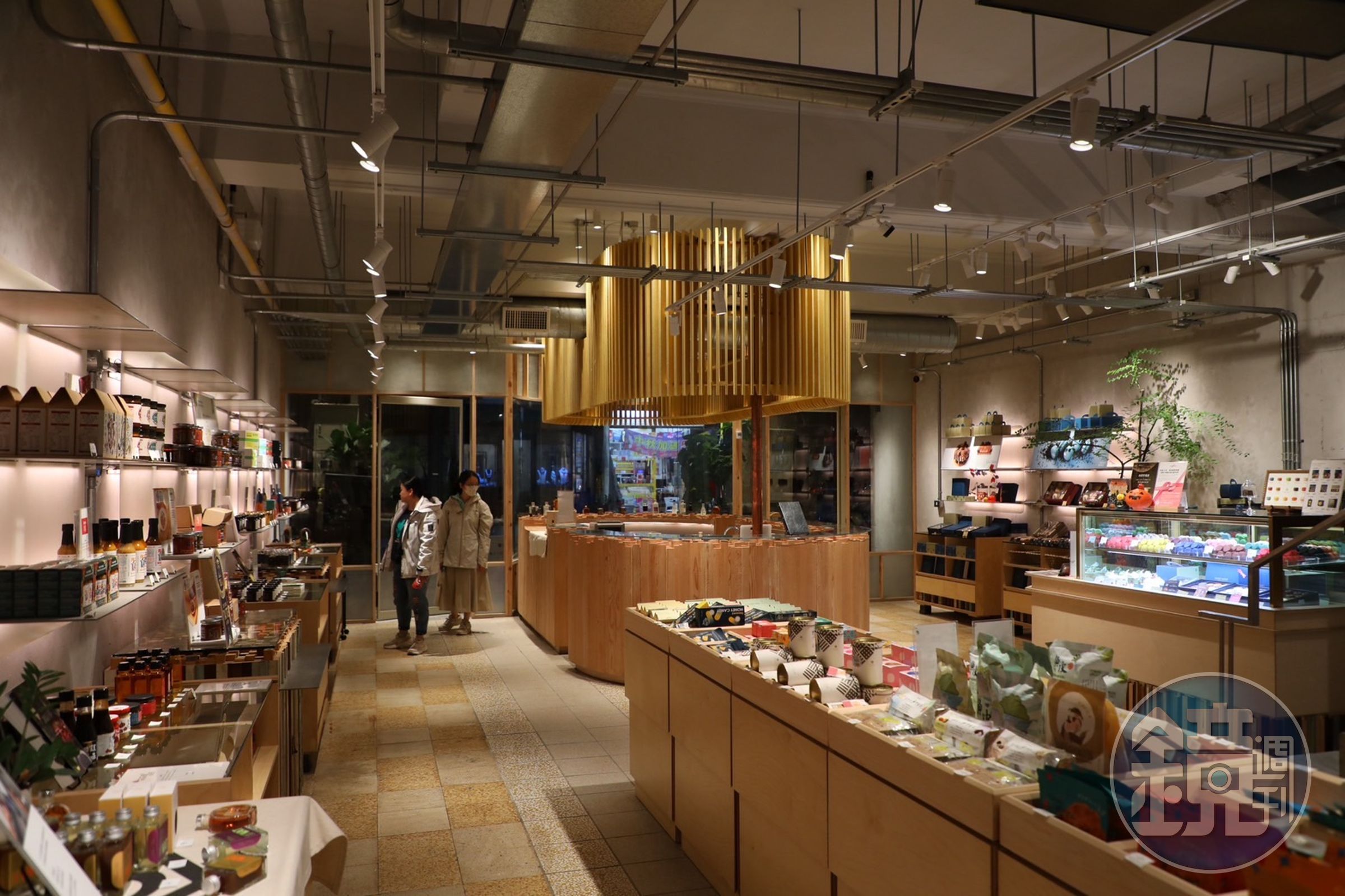 選品店空間維持新舊融合，設計上也融入有許多具有歷史意義的元素。