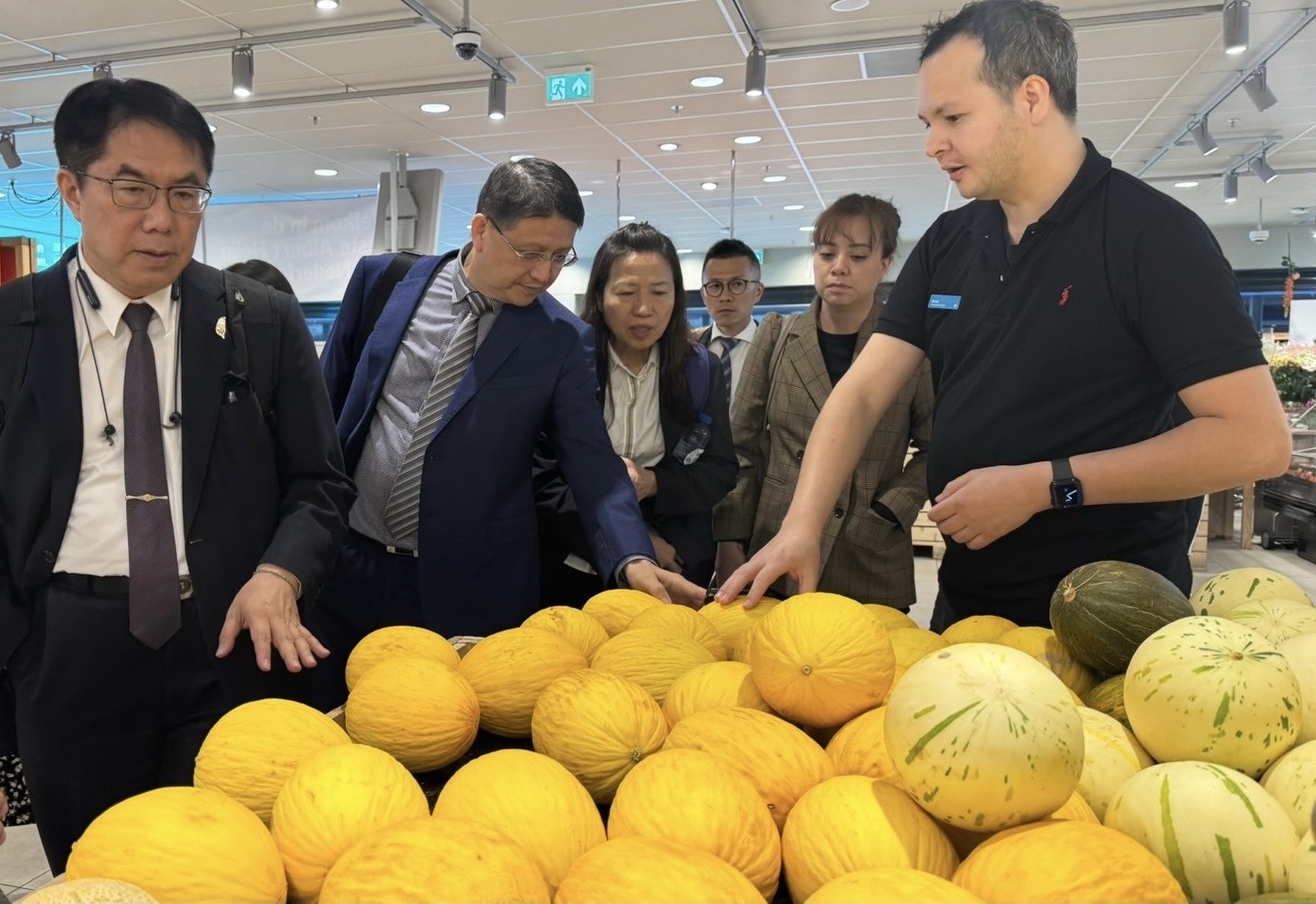 黃偉哲參訪荷蘭超市。（台南市政府提供）