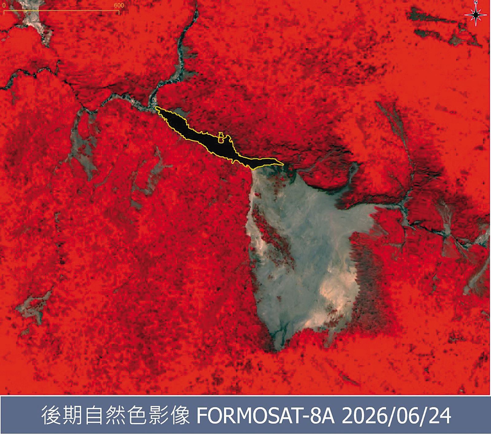 圖為6月24日衛星影像，堰塞湖面積約0.039 平方公里（黃框處），附近裸露地範圍減少，堰塞湖範圍疑似擴大。（翻攝國家太空中心threads）