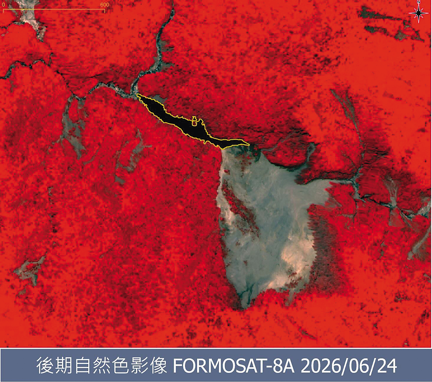 圖為6月24日衛星影像，堰塞湖面積約0.039 平方公里（黃框處），附近裸露地範圍減少，堰塞湖範圍疑似擴大。（翻攝國家太空中心threads）