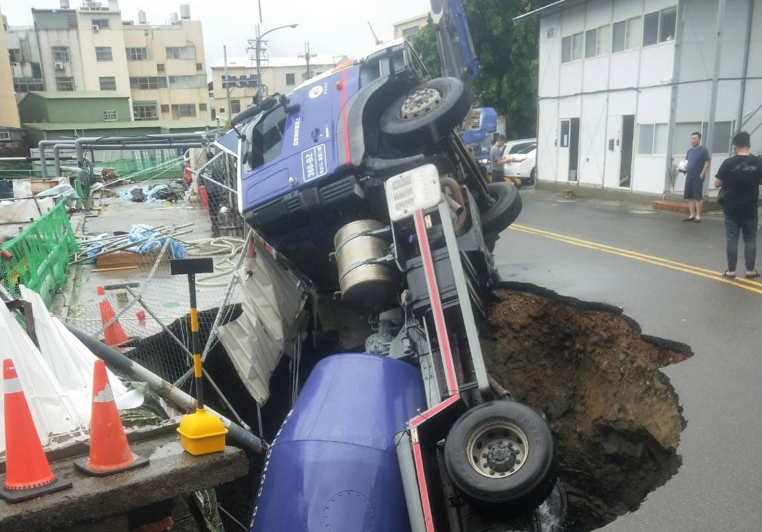 台中沙鹿區今天驚見6米天坑，所幸車上42歲駕駛立刻被救出，僅受到輕傷，目前已送醫治療。（翻攝自沙鹿之美臉書社團）