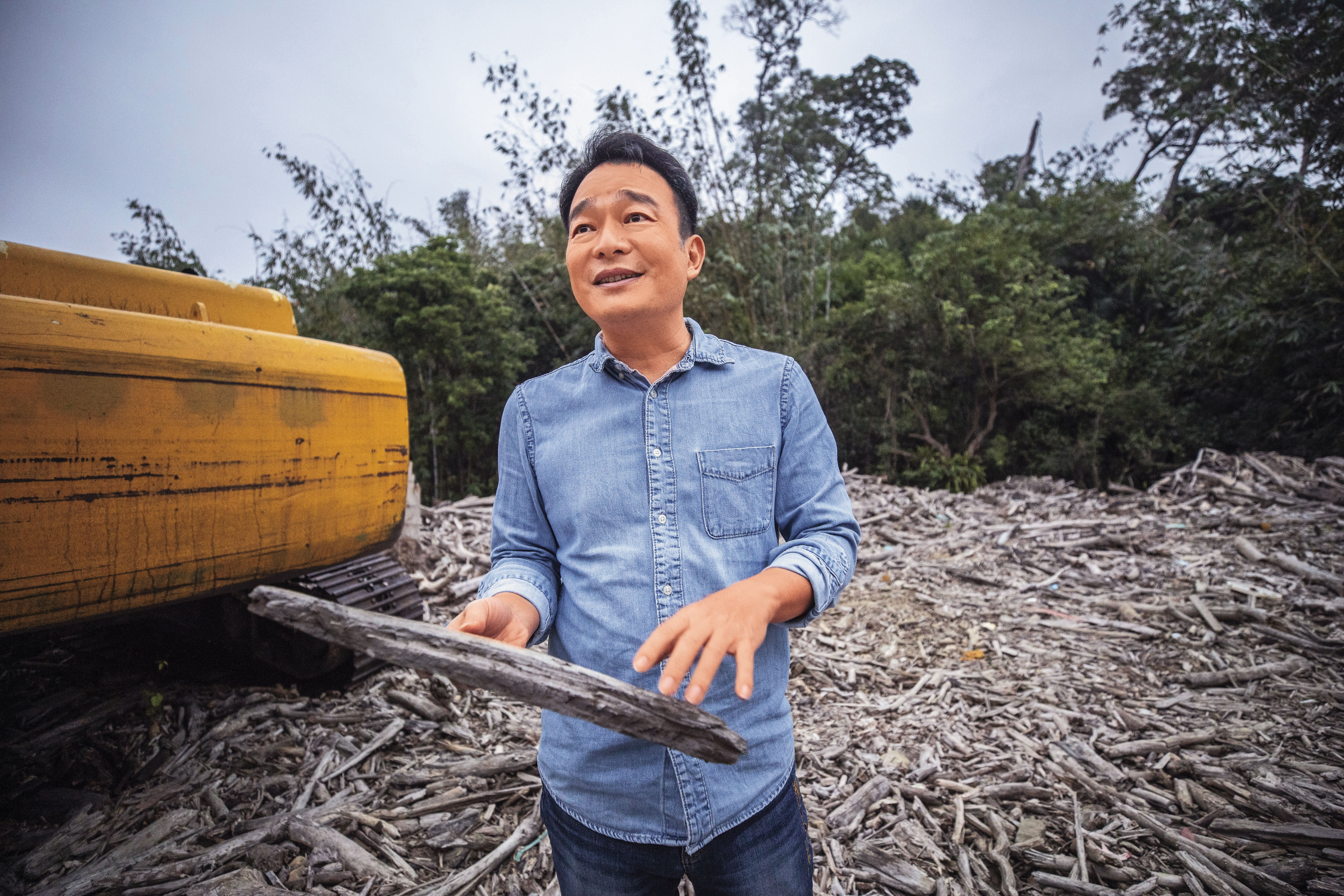 和平社區發展協會理事長吳倚豪原在竹科工作，他有感偏鄉小孩的資源有限，十多年前回到大埔鄉著手社區改造工作。