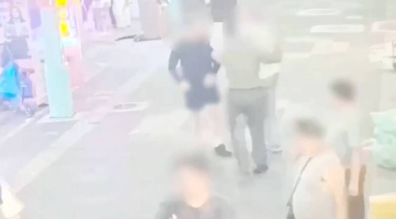 萬華警分局1名王姓巡官昨晚輪休時與友人在西門町飲酒，因細故與3名泰國籍女子爆發口角，2名波蘭男子上前勸架卻遭拉扯阻擋；起初有網友發文聲稱是騷擾不成的惱羞行徑。（翻攝畫面）