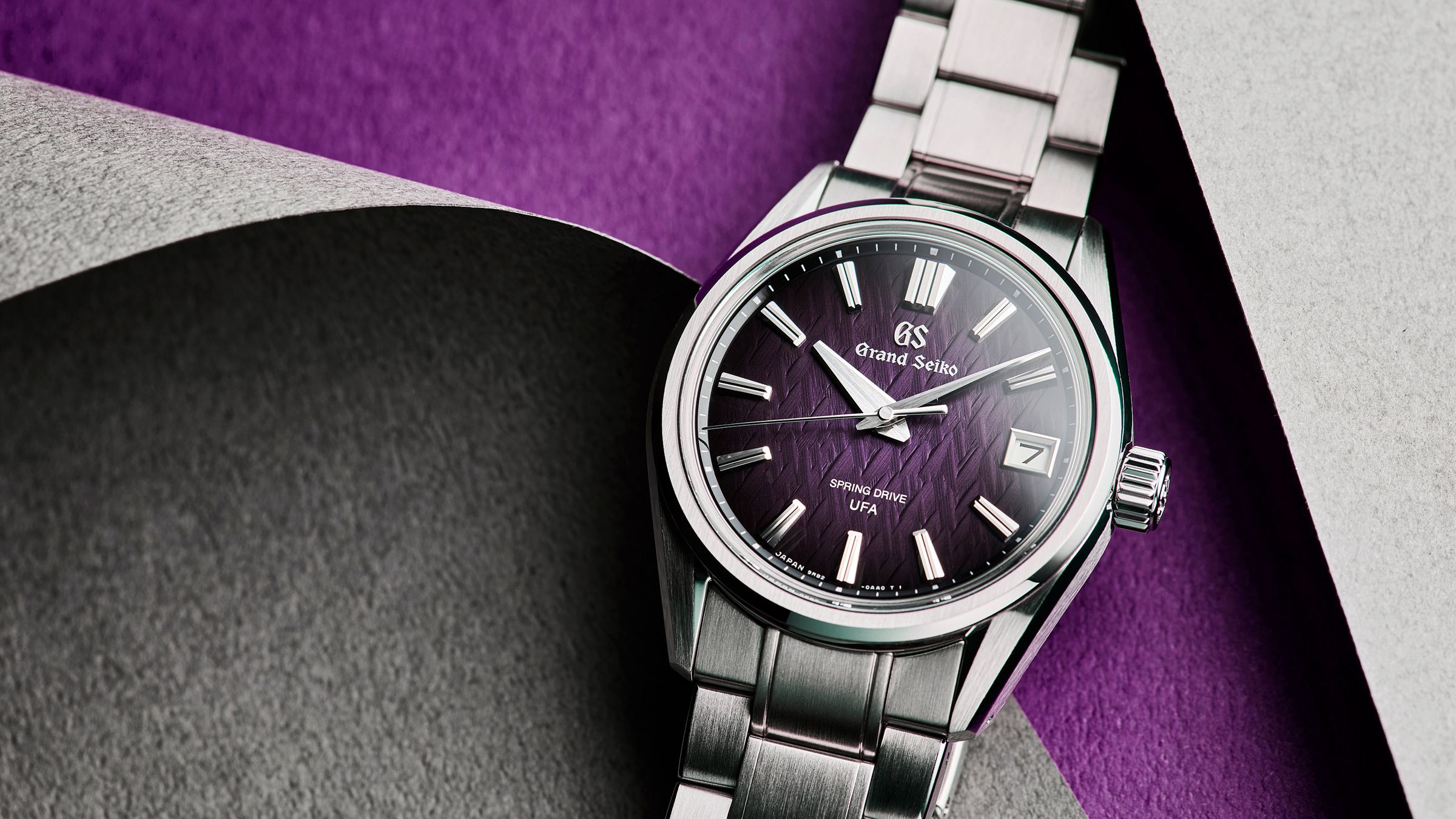 GRAND SEIKO的Spring Drive U.F.A.錶款繼冰霜森林的面盤主題之後，延伸推出紫色面盤版本的SLGB005，呈現長野信州地區的冬季森林被冰霜覆蓋之際，晨光破曉瞬間之即景。定價NT$300,000（限量1300只）。