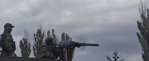 疑似是俄羅斯士兵操縱機槍失控的影片在網路上瘋傳。(翻攝自X@TheInsiderPaper)