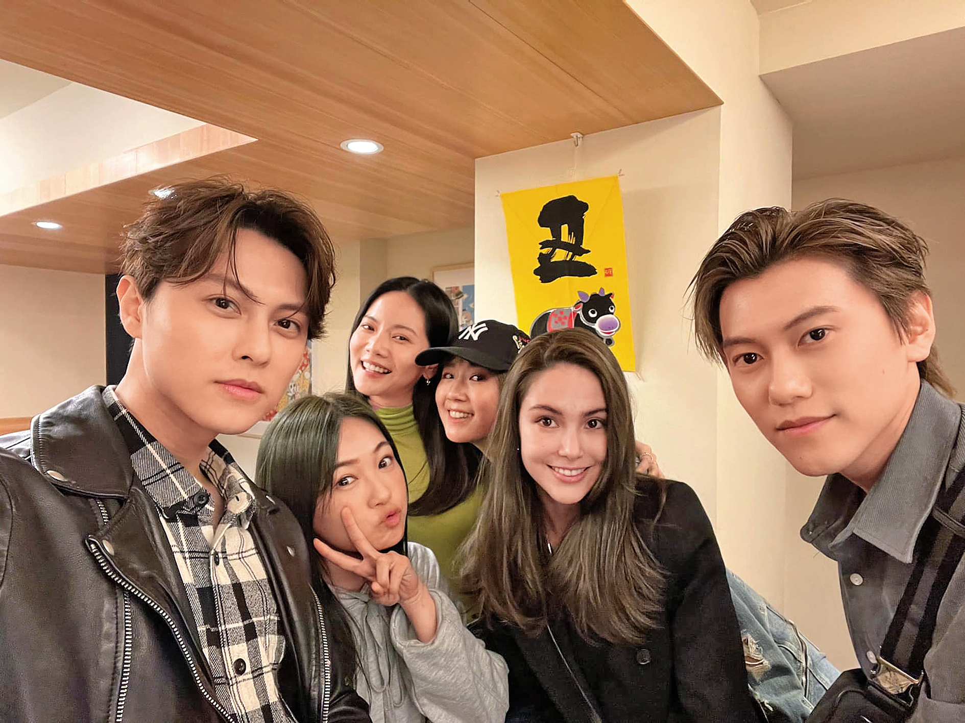 王子（左一）和毛弟（右一）居住多年的豪宅，據說是由昆凌（右二）免費供給兄弟倆住。（翻攝自邱勝翊臉書）