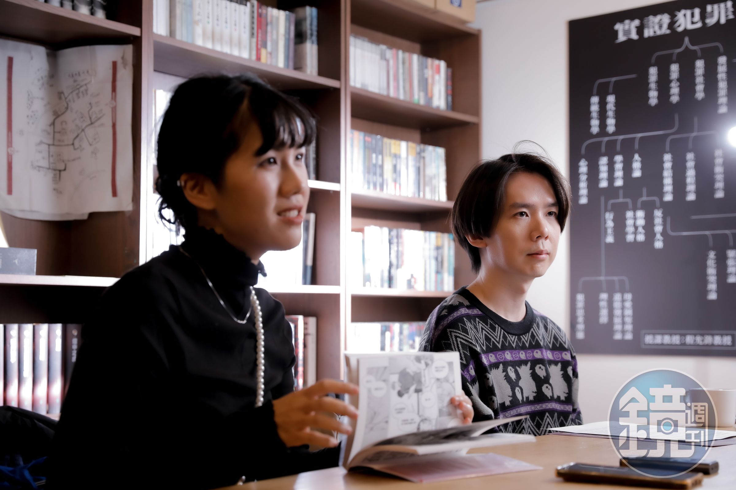 《台灣疑案錄》由賴惟智（右）編劇、ijlii（左）繪製，賴惟智稱讚ijlii的畫面呈現讓他相當驚豔。