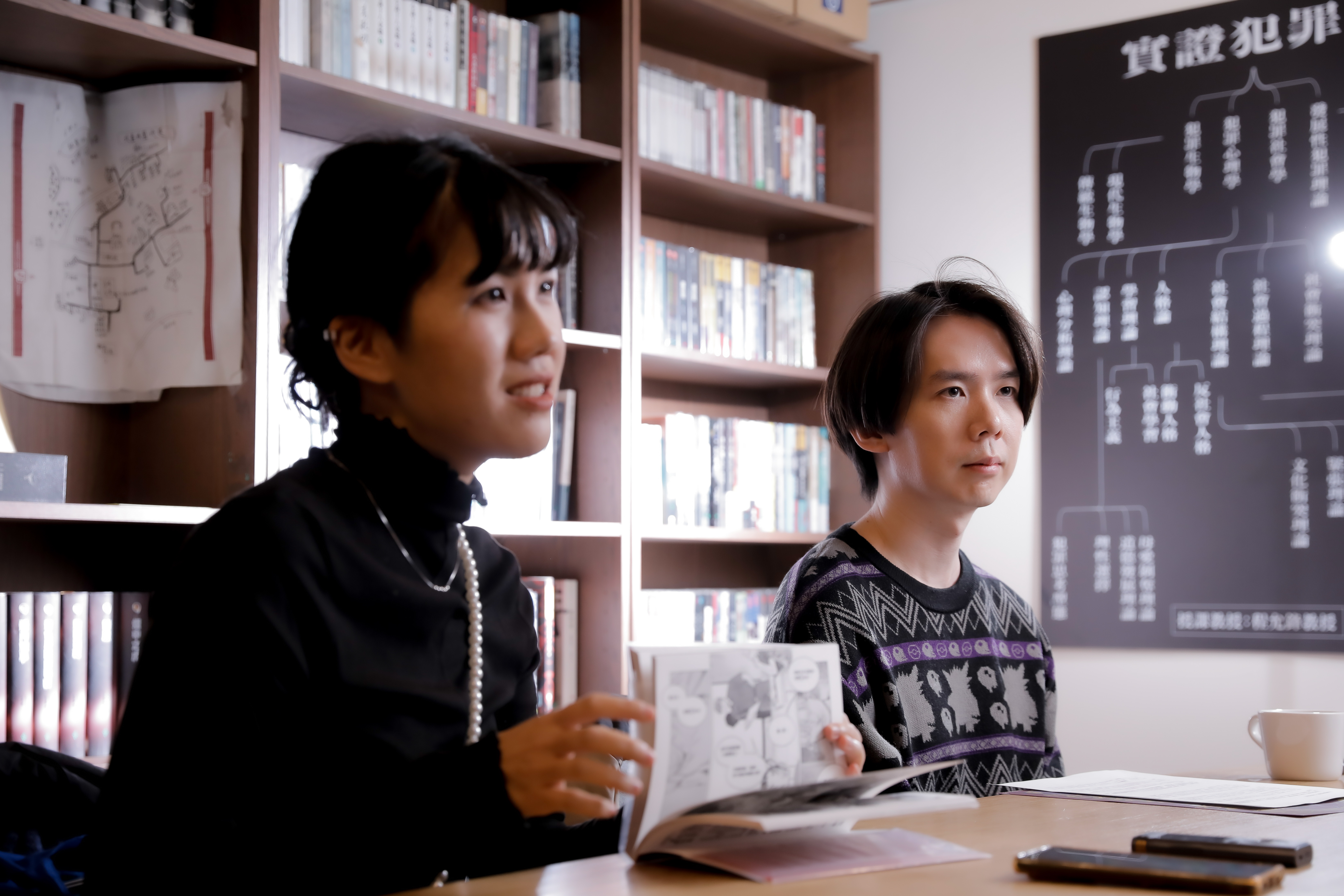 《台灣疑案錄》由賴惟智（右）編劇、ijlii（左）繪製，賴惟智稱讚ijlii的畫面呈現讓他相當驚豔。