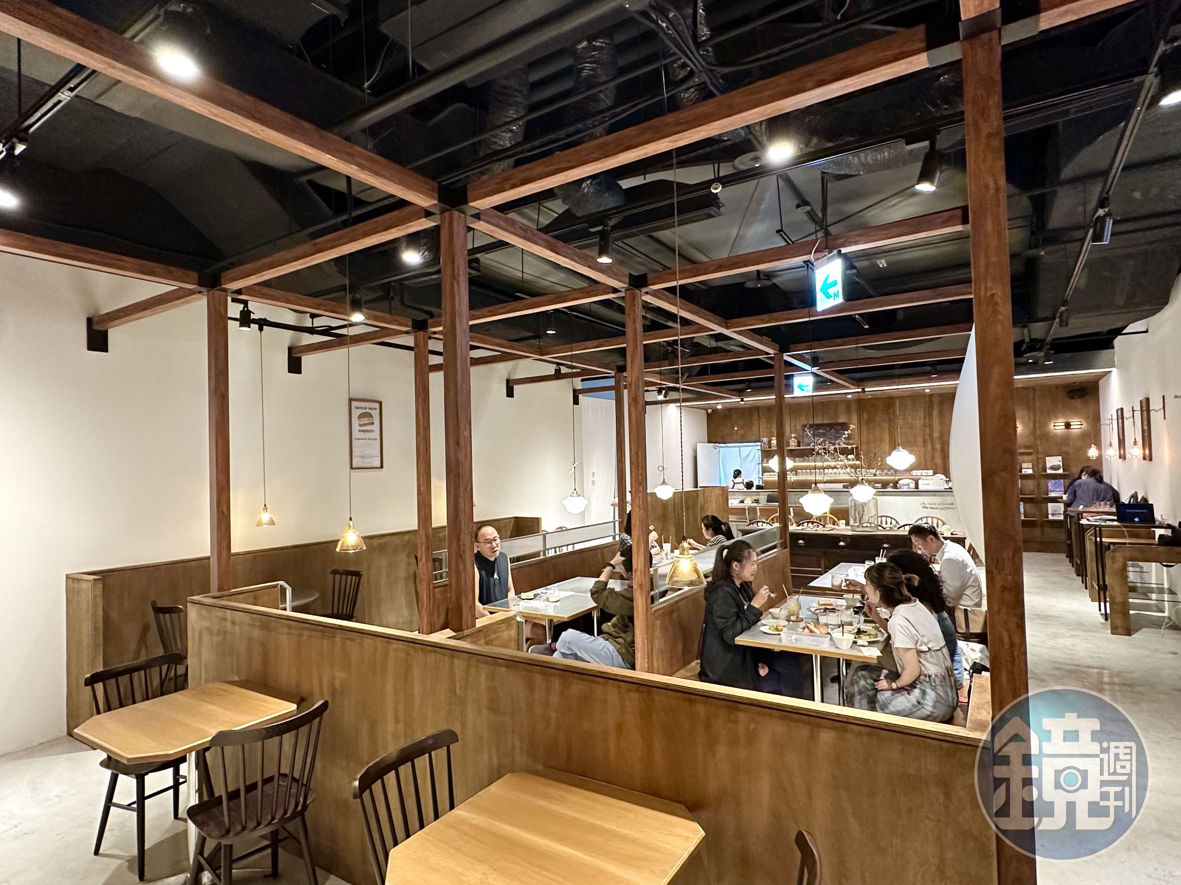用餐環境以大量木頭、鎢絲燈和復古老件，營造溫暖安定的氣氛。