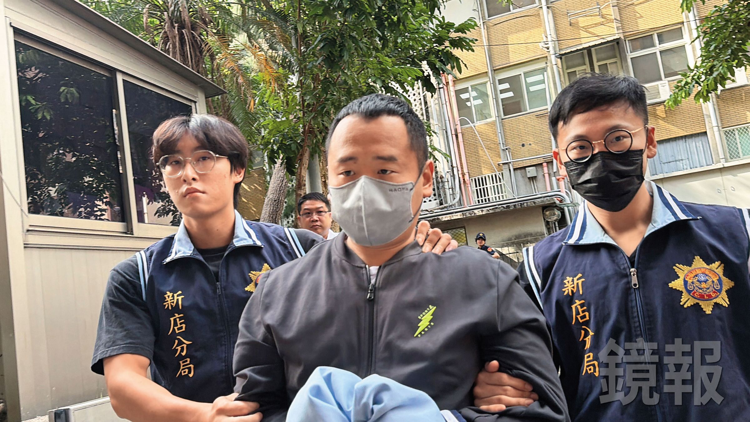 檢警緊急拘提男子周煥凱(中)到案,發現他曾交付車鑰匙給張俊傑,已將周聲押禁見獲准,藏鏡人呼之欲出。(鏡報馮茵)