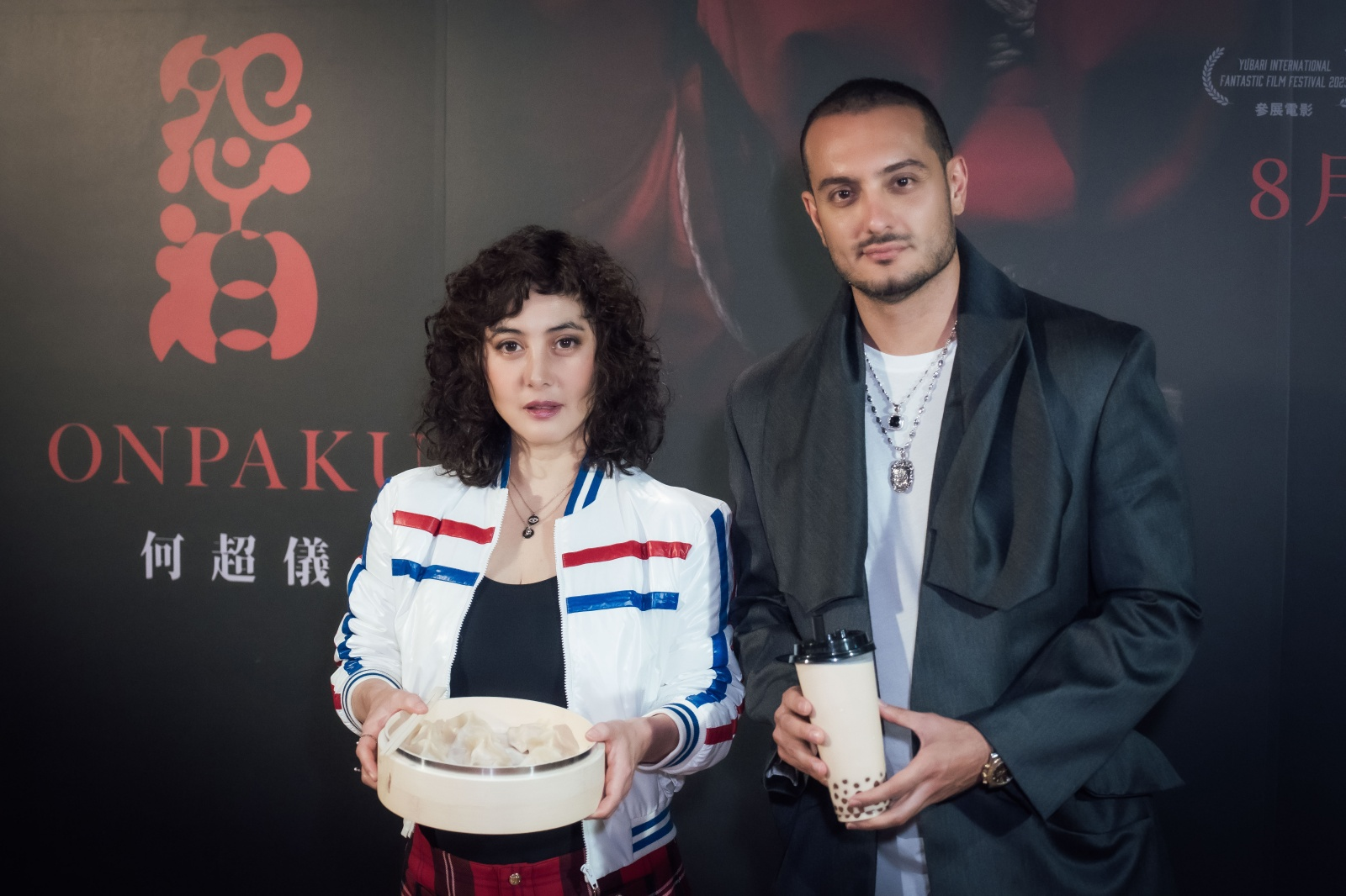 何超儀簽下185公分高的醫師男神Iman，未來將為他推出寫真書，還會為他鋪排電影事業。（852Films提供）