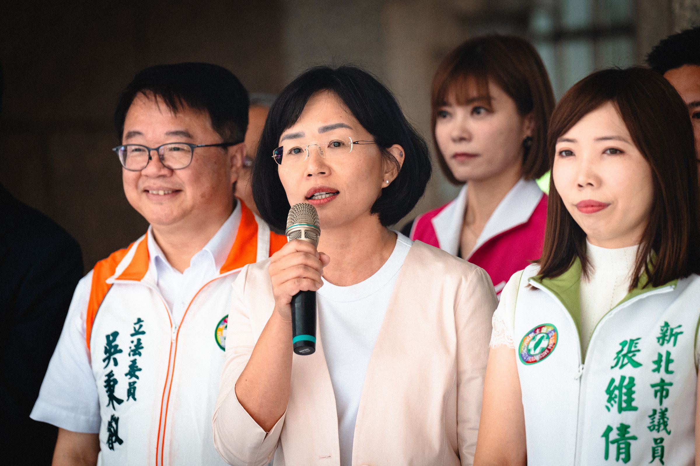 蘇巧慧(中)上午在跨派系民代陪同下到新北市黨部登記參選主委。(蘇巧慧辦公室提供)