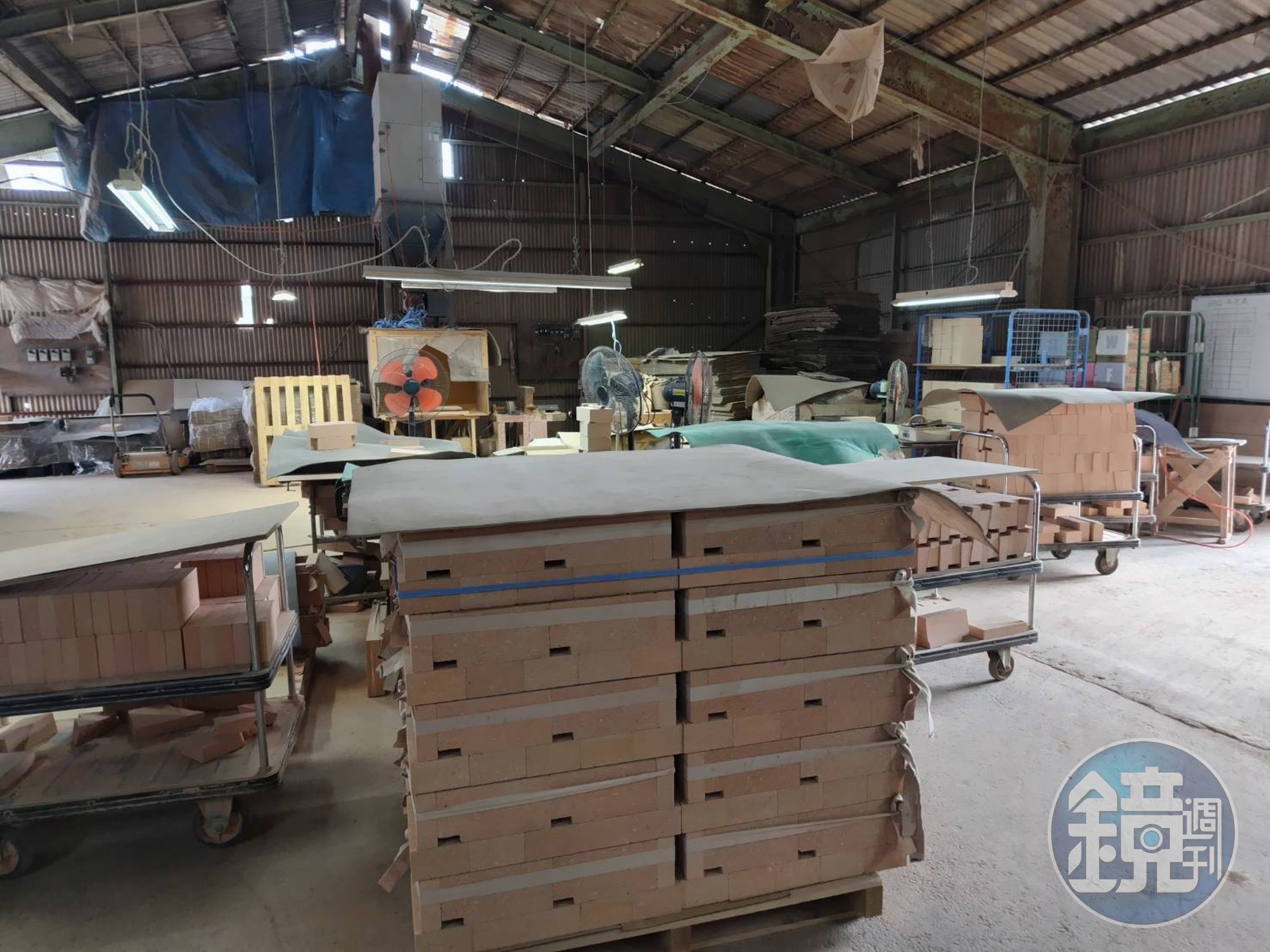 鍵主哲工廠內仍堆放大批待出貨的七輪烤具。