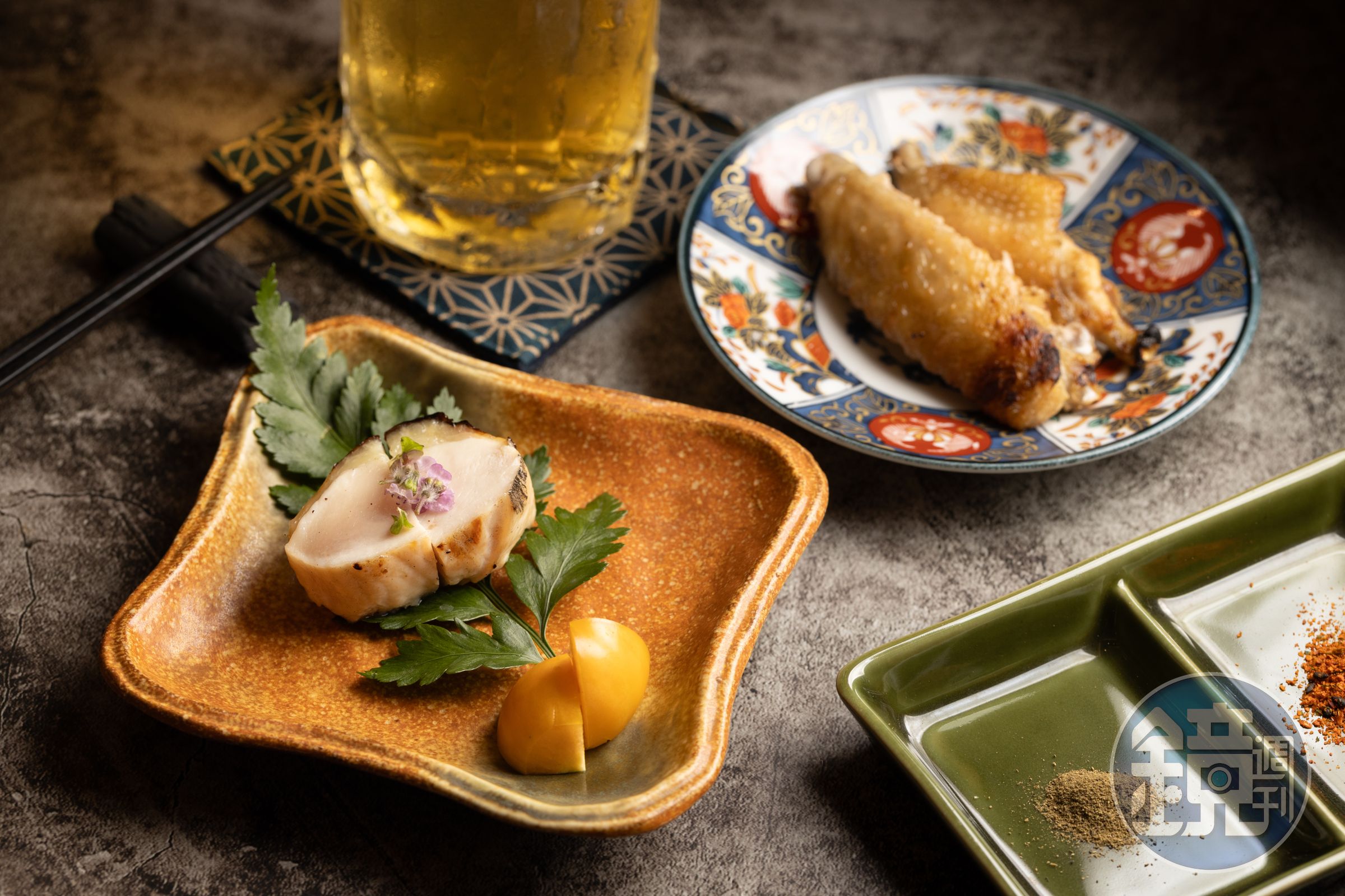 以魚料理常使用的西京燒手法製作「雞胸西京燒」(左前)醃漬6小時入味後,再以炭火燒烤;「雞翅手羽先」(右後)除了強化煙燻香氣外,再刷上山椒油提昇香氣。(3,800元套餐菜色)