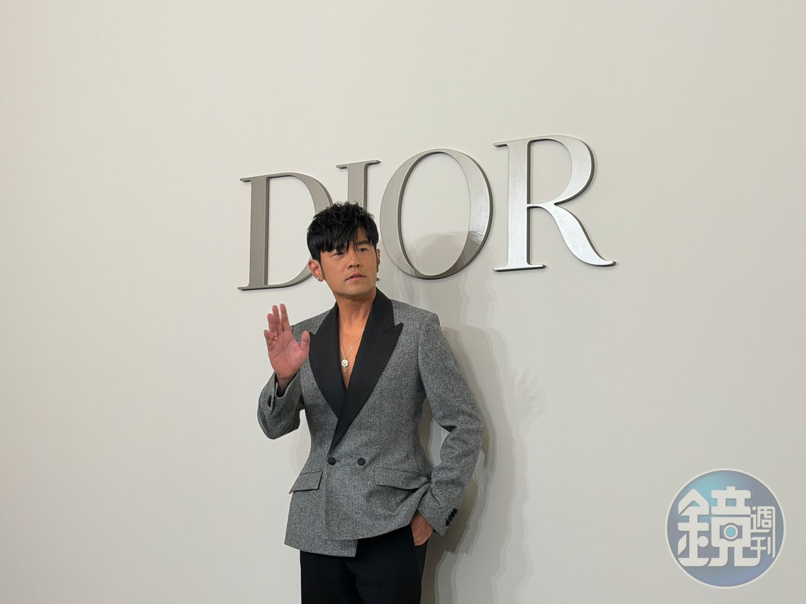 周杰倫裡面沒穿露胸肌　DIOR酒會發禮「明年3月出專輯」