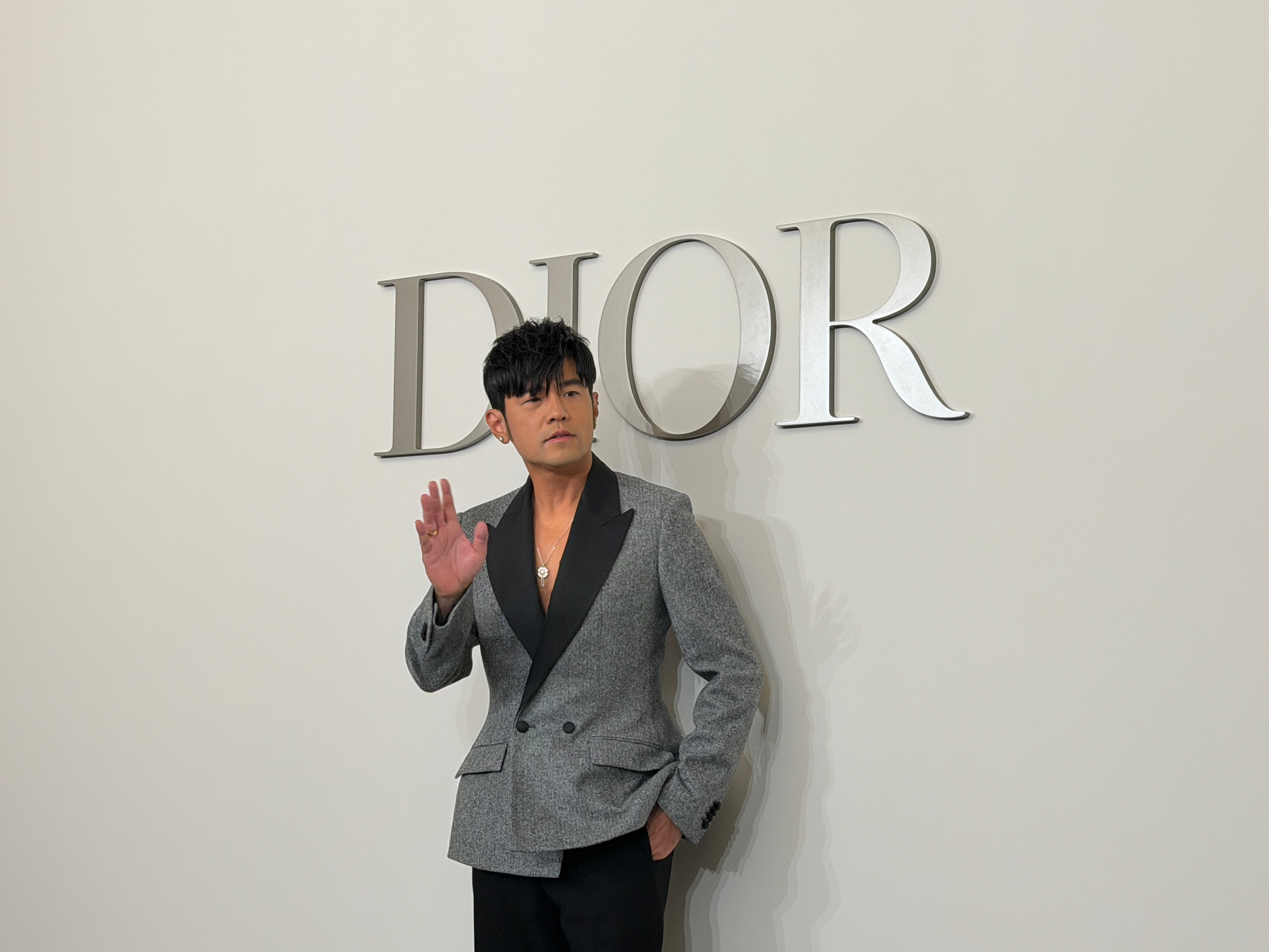 周杰倫以DIOR全球代言人身份出席節慶酒會。