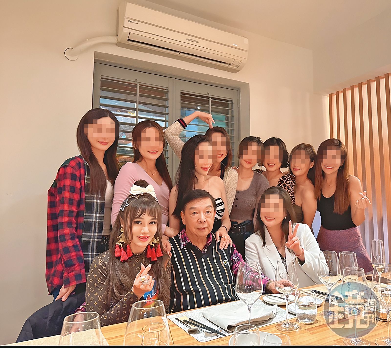 去年耶誕節，帝寶名媛李珍妮（前左）因出席飯局，卻對其他女生出言不遜，引發一場名媛內戰。（圖／讀者提供）