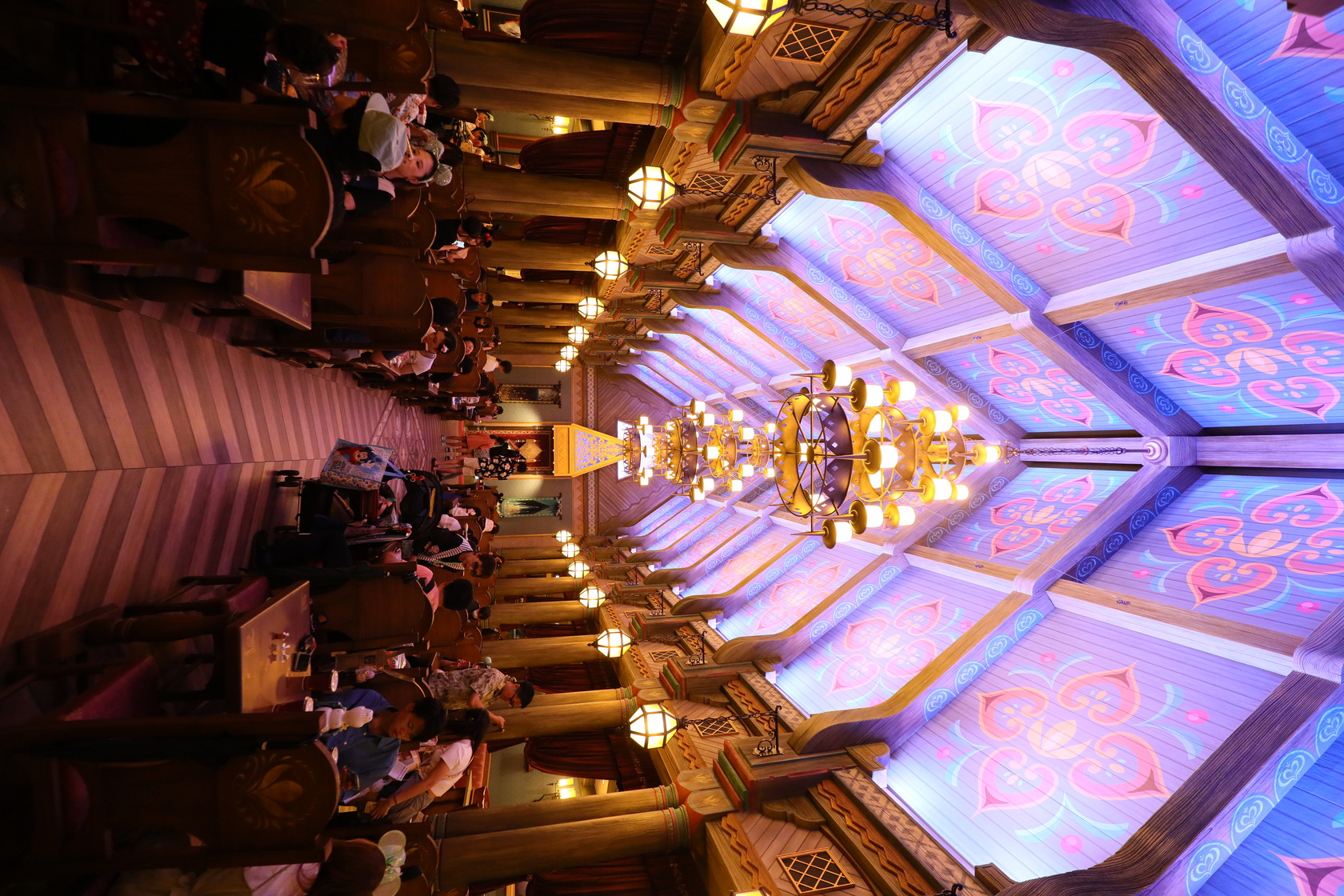 「艾倫戴爾皇家宴會」餐廳的用餐區,原汁原味呈現電影畫面,並設置艾莎被加冕的王座,遊客可以自由坐上去拍照。