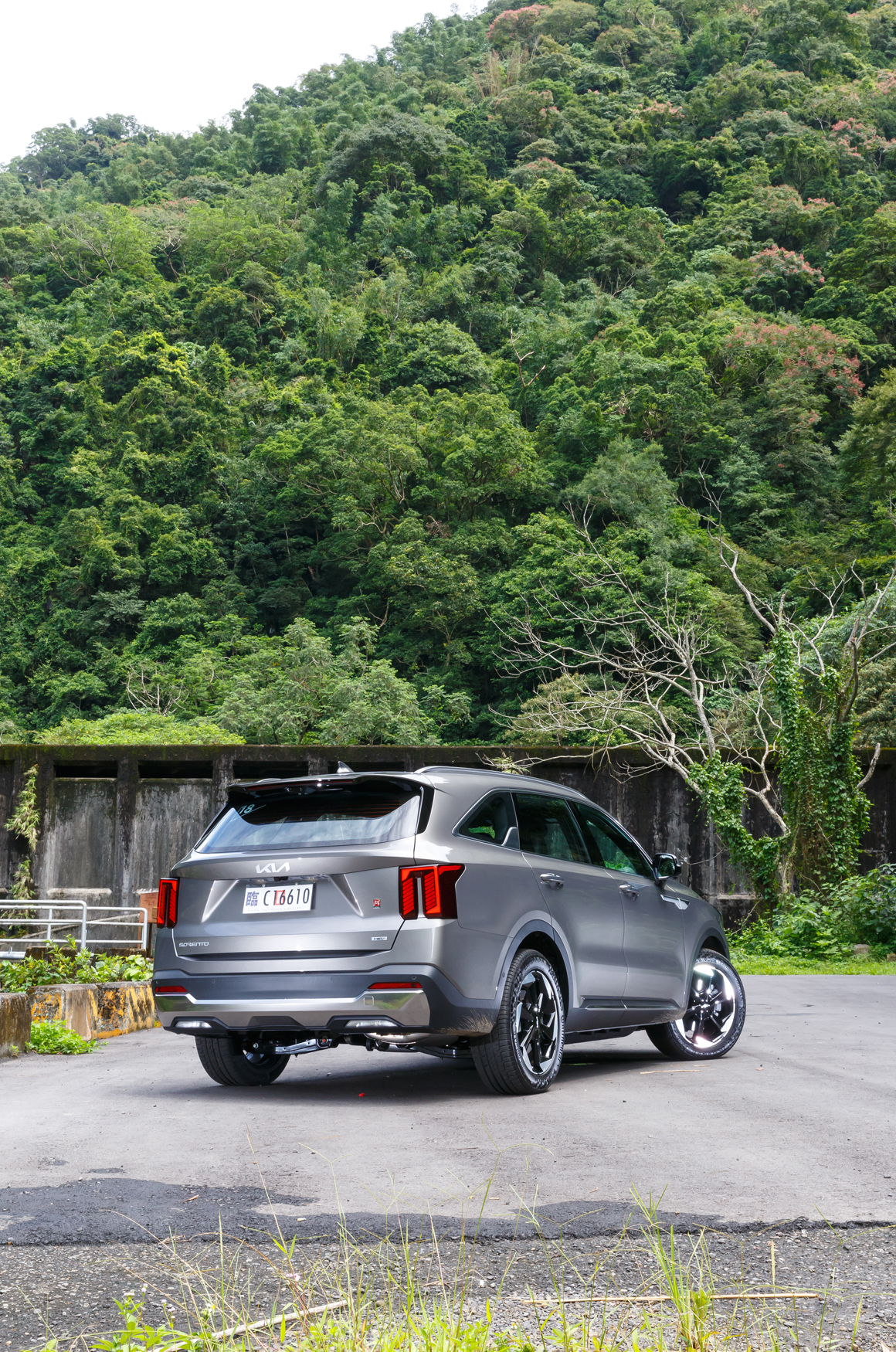 小改款 Sorento 不僅能滿足家庭用車的實用需求，同時也具備相當豐富的豪華與科技配備，更加入了許多專屬於EV9電動車的先進技術，讓整體駕駛與乘坐體驗更為出色。
