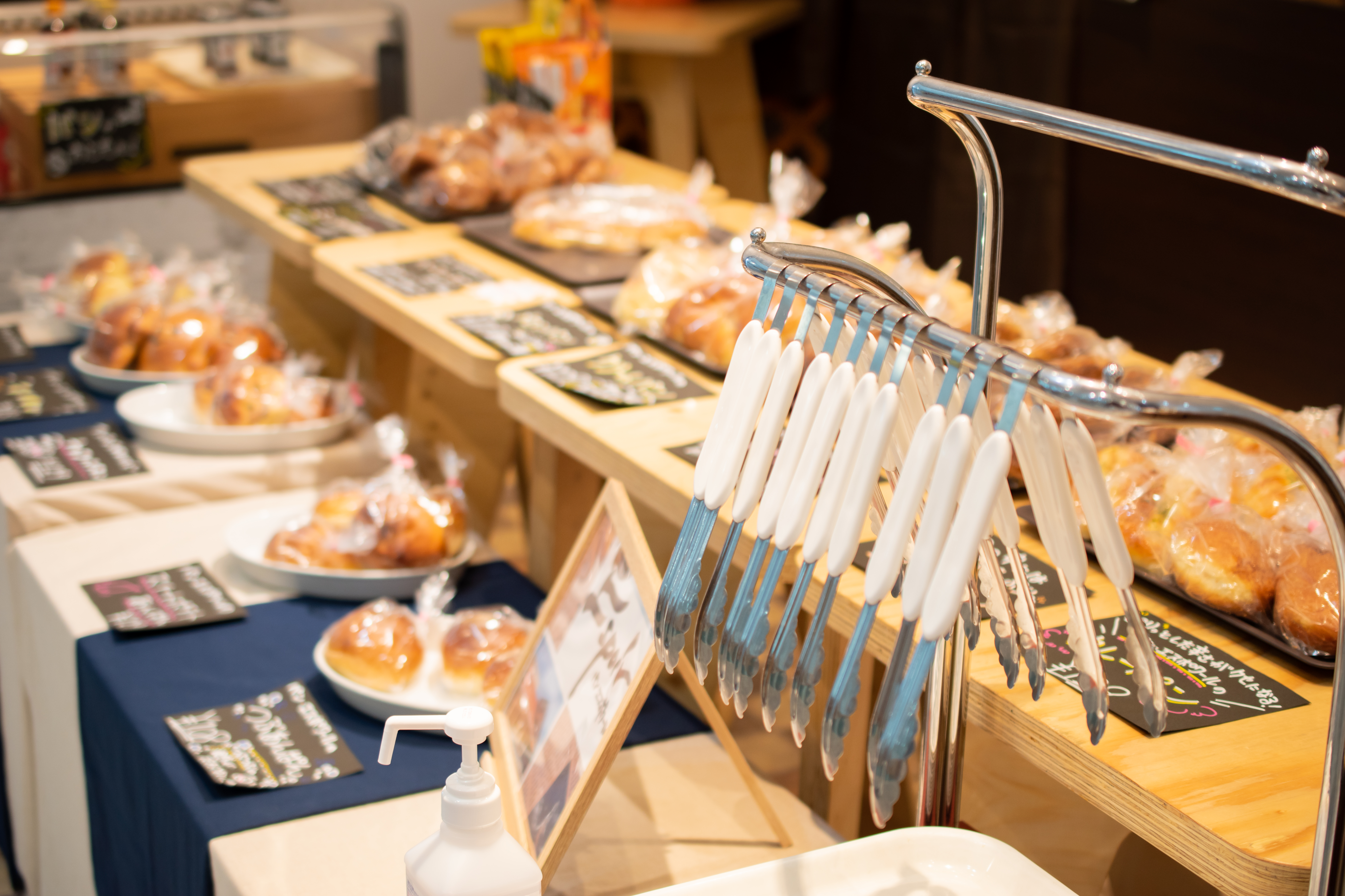 不少台灣人夾取麵包前，習慣性先空夾2下。（示意圖，取自PhotoAC）