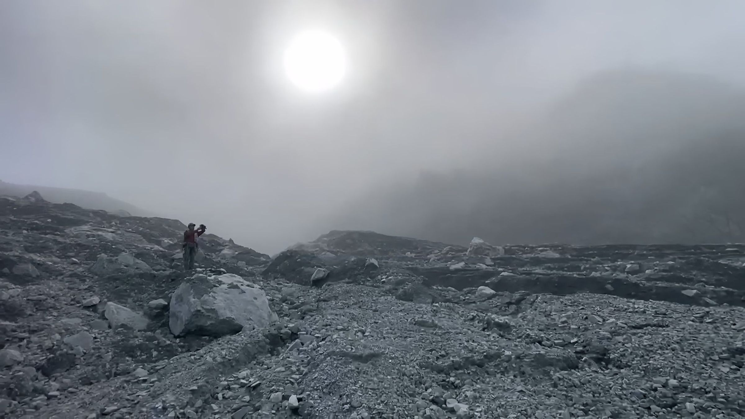 馬太鞍溪堰塞湖實況首度曝光,山谷灰白一片、煙塵瀰漫。(林業及自然保育署花蓮分署提供)