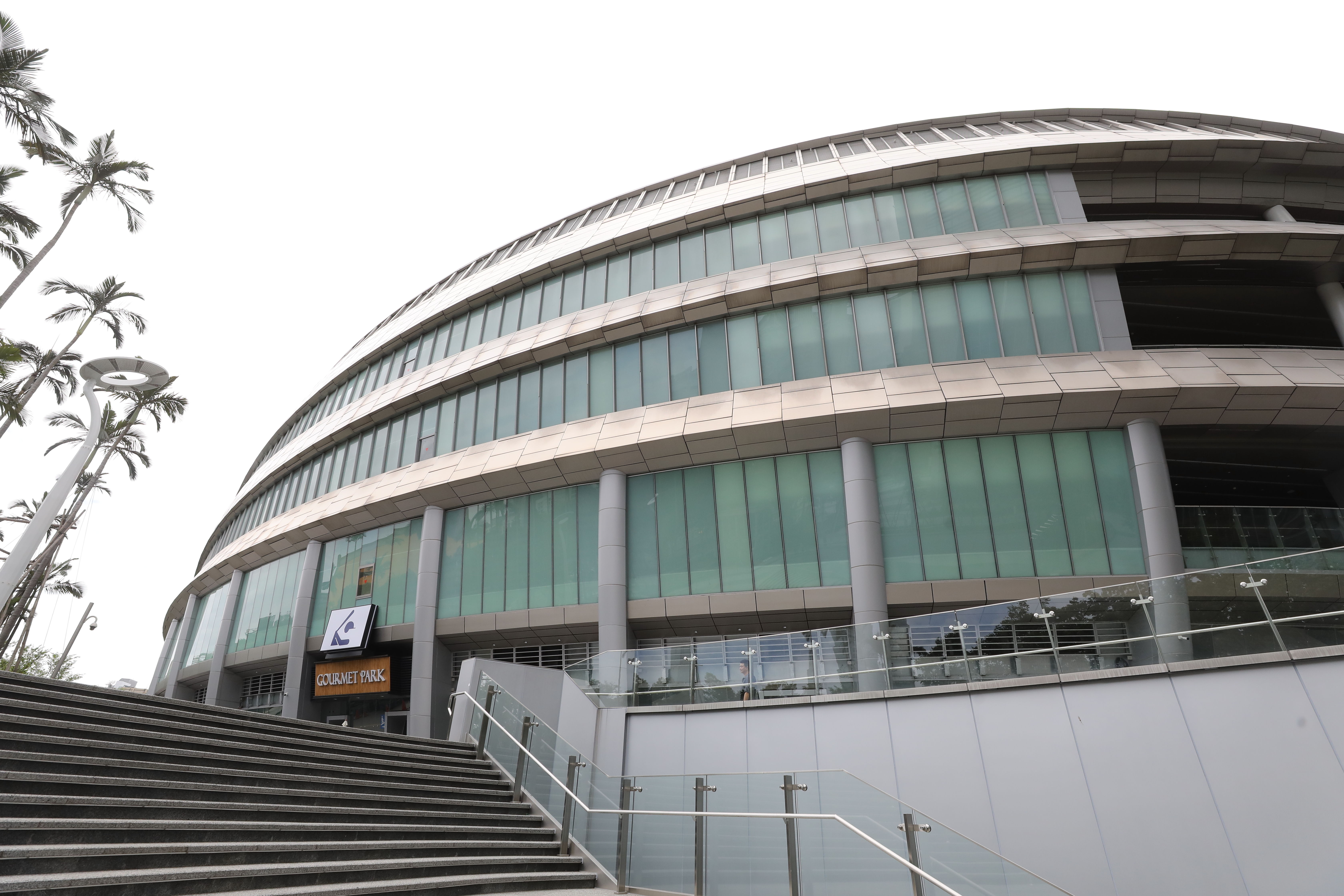 台北大巨蛋園區內的室外場所9月起實施禁菸，違者最高處1萬元罰鍰。（本刊資料照）