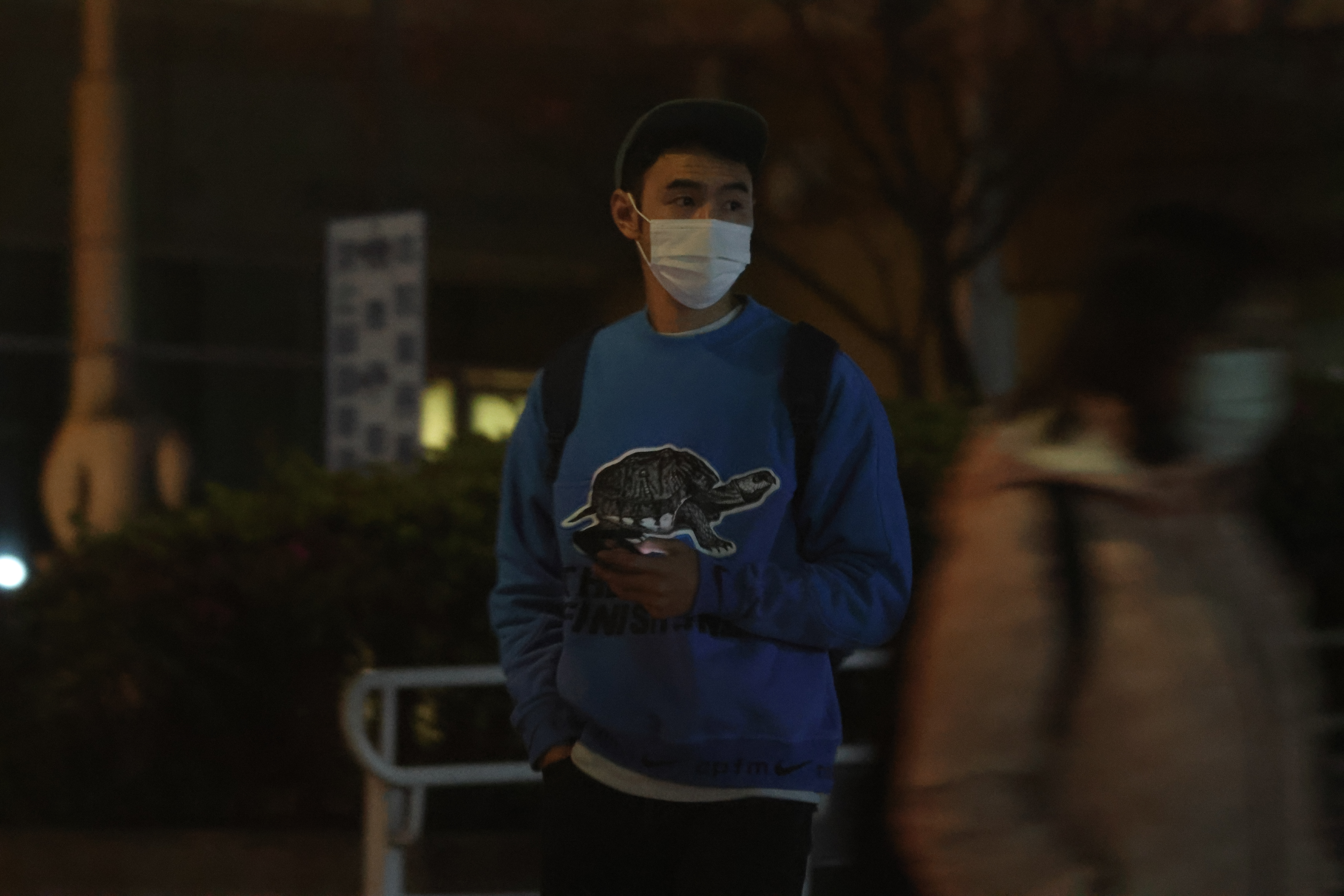 本刊曾在阮經天出入醫院時,拍到他沉重的身影。(本刊資料照)