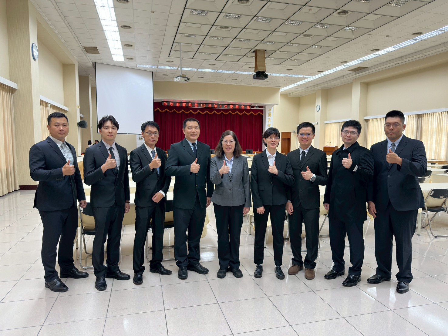 全國刑事鑑識楷模與刑事局鑑識中心主任黃女恩合影。刑事局提供