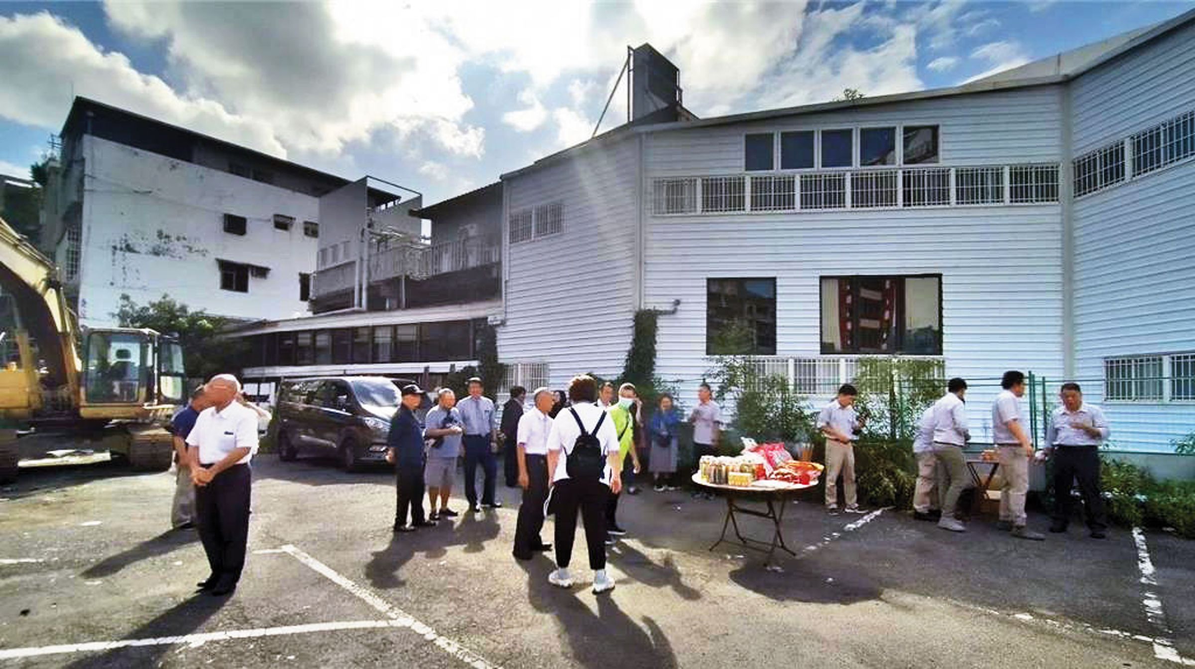 「中山賦」原地主在老宅拆除當天,到現場拍照留念,其中就包含當地大地主郭氏宗親。(鄉林提供)