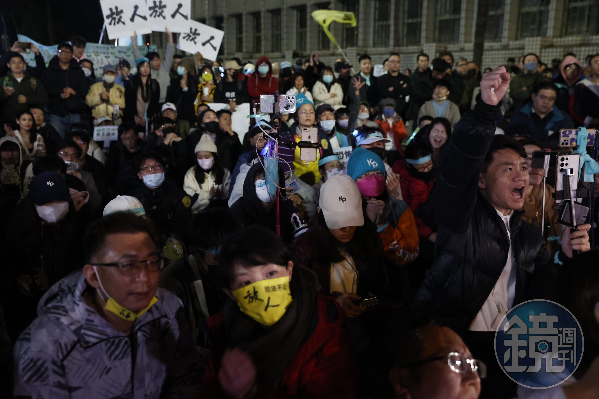 柯文哲遭起訴後,今日凌晨經北院裁定3,000萬交保,場外小草欣喜若狂。