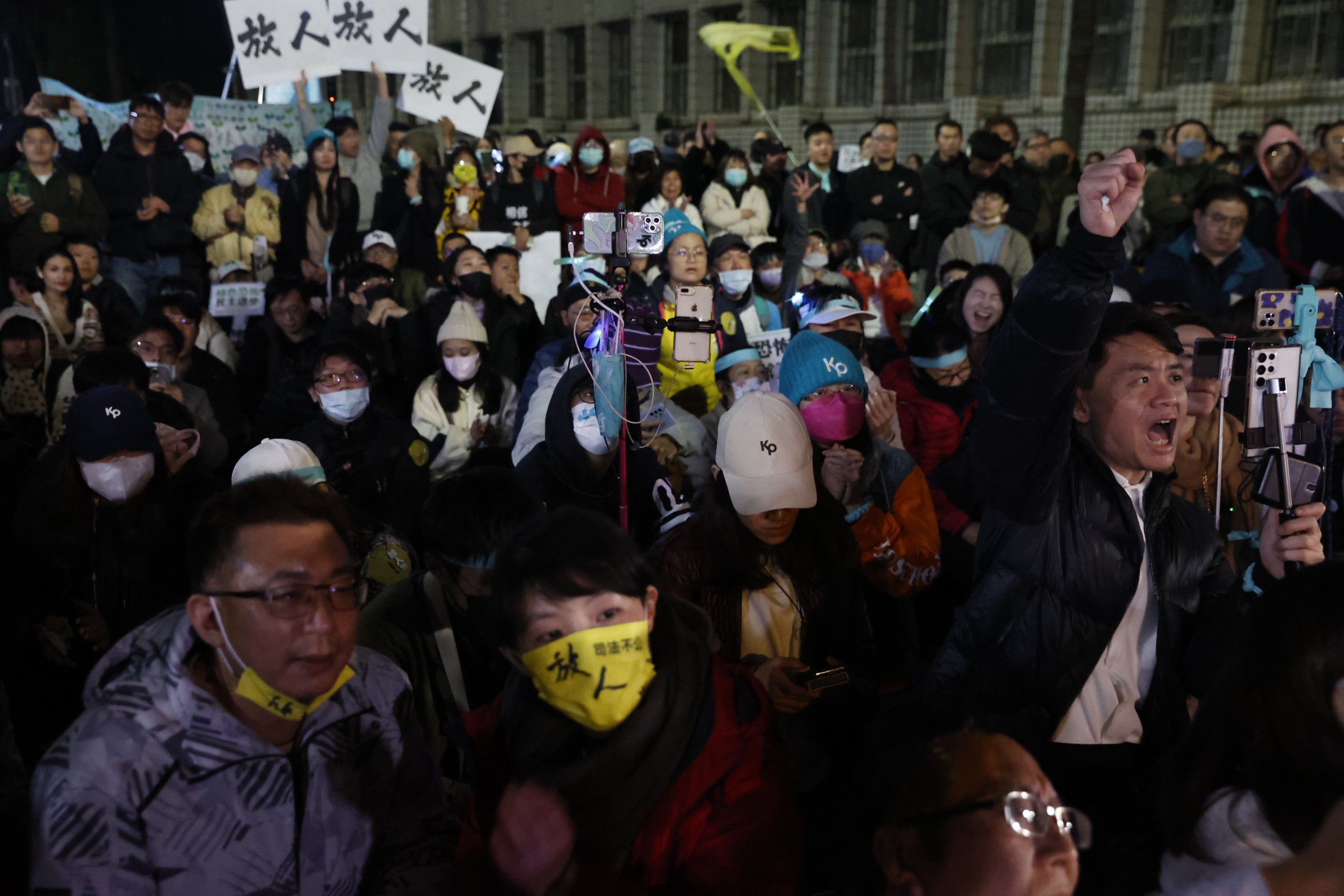 柯文哲遭起訴後，今日凌晨經北院裁定3,000萬交保，場外小草欣喜若狂。