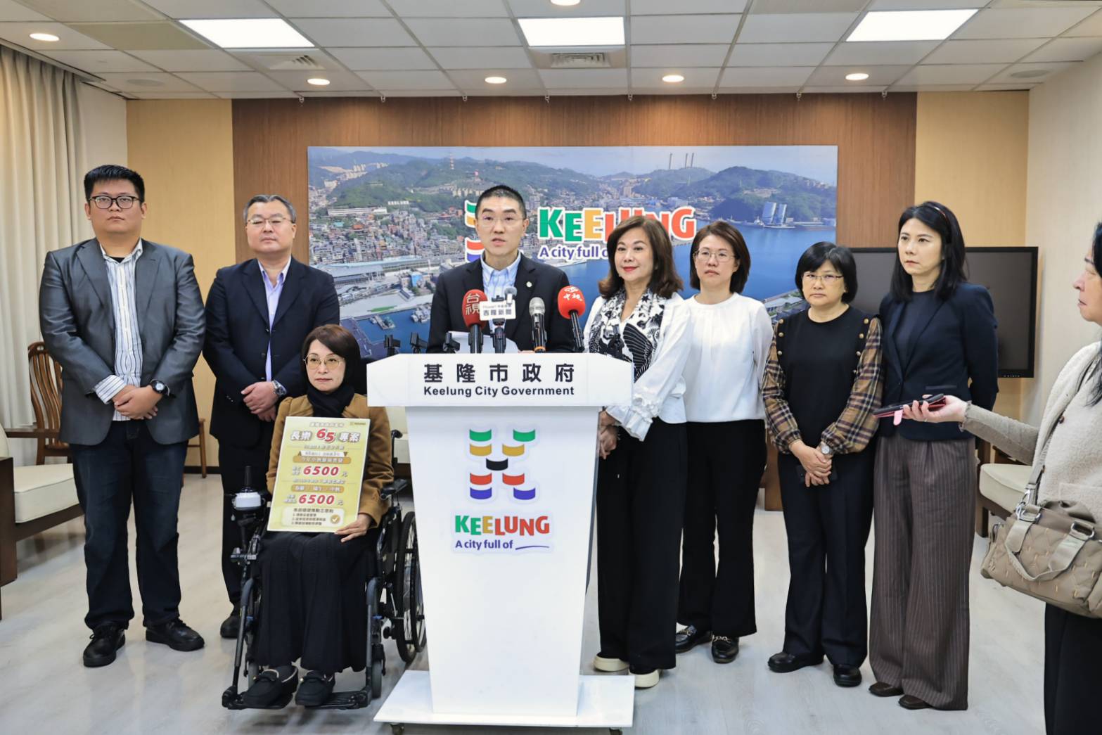 謝國樑投入約 5.46億元經費，對長者普發6,500元敬老禮金。（基隆市政府提供）