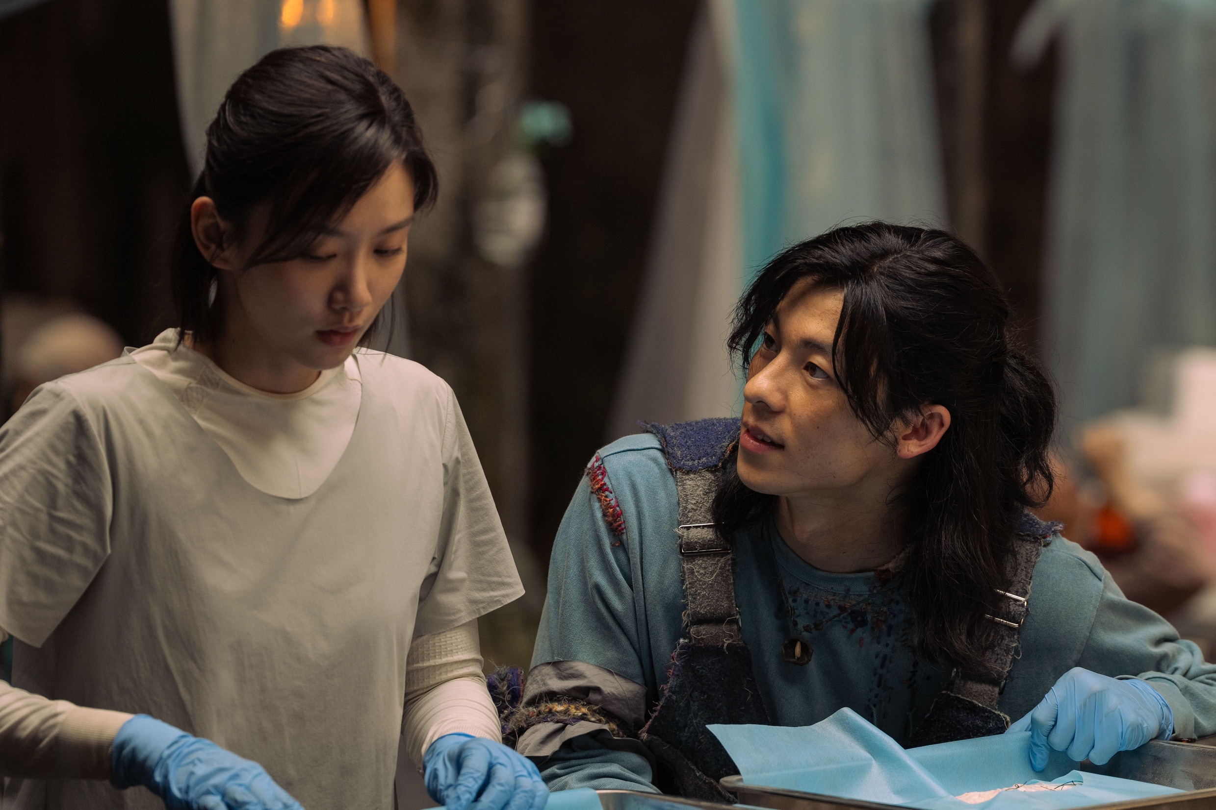 片中因時區差異，許光漢愛慕袁澧林十幾年，但袁澧林才認識許光漢十幾天，兩人情感的落差也是對手戲的看點。（甲上提供）