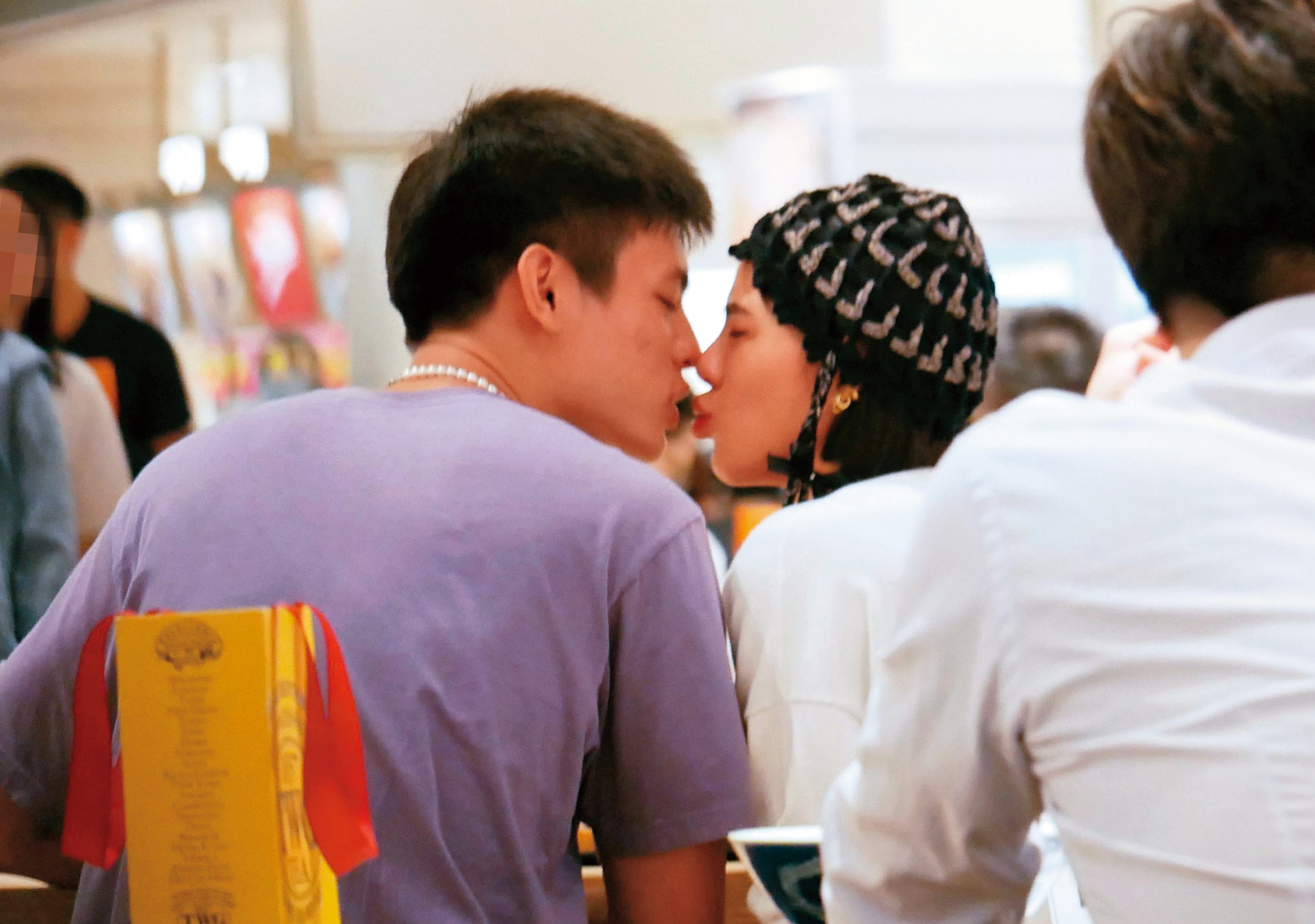 11/6，19:16，正值熱戀期的洪文安（右）和邱以太（左），連在百貨公司美食街都忍不住口水交融。