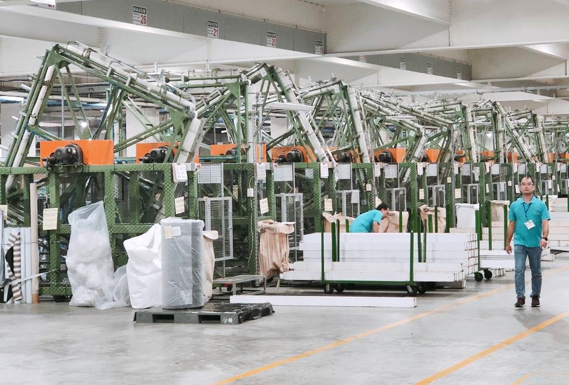 慶豐富具有同級對手比不上的生產規模，這得力於AI化的大數據外，所使用的機器在細節上也是自行研發，它可加快量產的速度，甚至有些手工製作零件，慶豐富已能機械化生產。