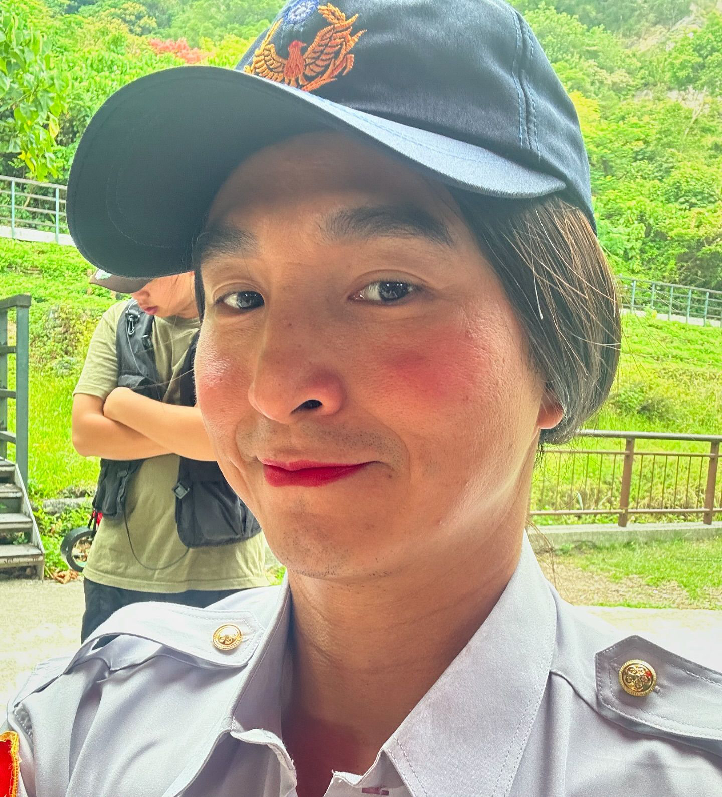 王少偉女裝扮相獲讚美，自認扮上癮超適合，蘇晏霈吃味「差點搶我男友」。（公視提供）