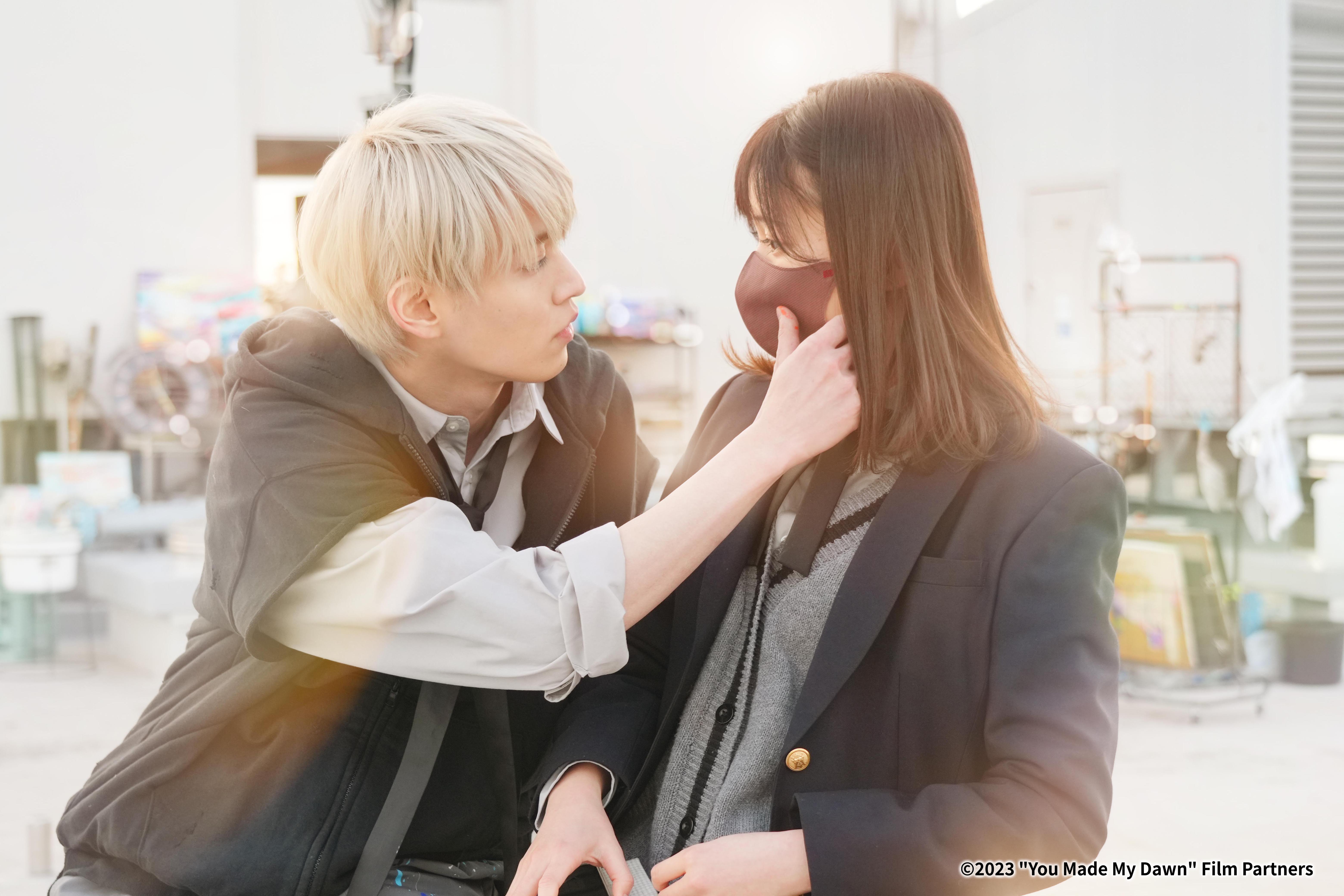 日團JO1成員白岩瑠姬愛吃甜食仍保持完美膚質，讓女主角間田琳加超羨慕。（原創娛樂提供）