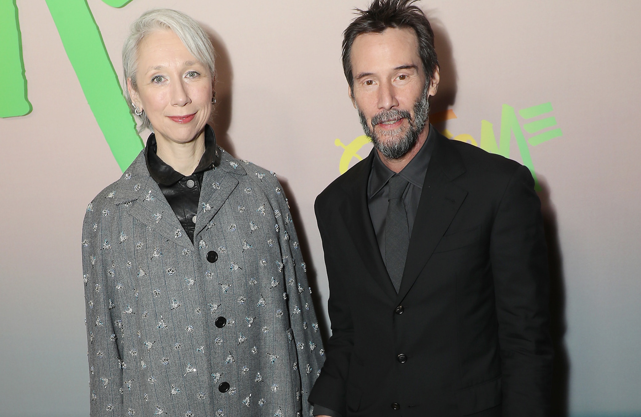 基努李維(右)與女友亞莉珊卓葛蘭特(左)出席《腥途惡果》紐約首映。(Apple TV提供)