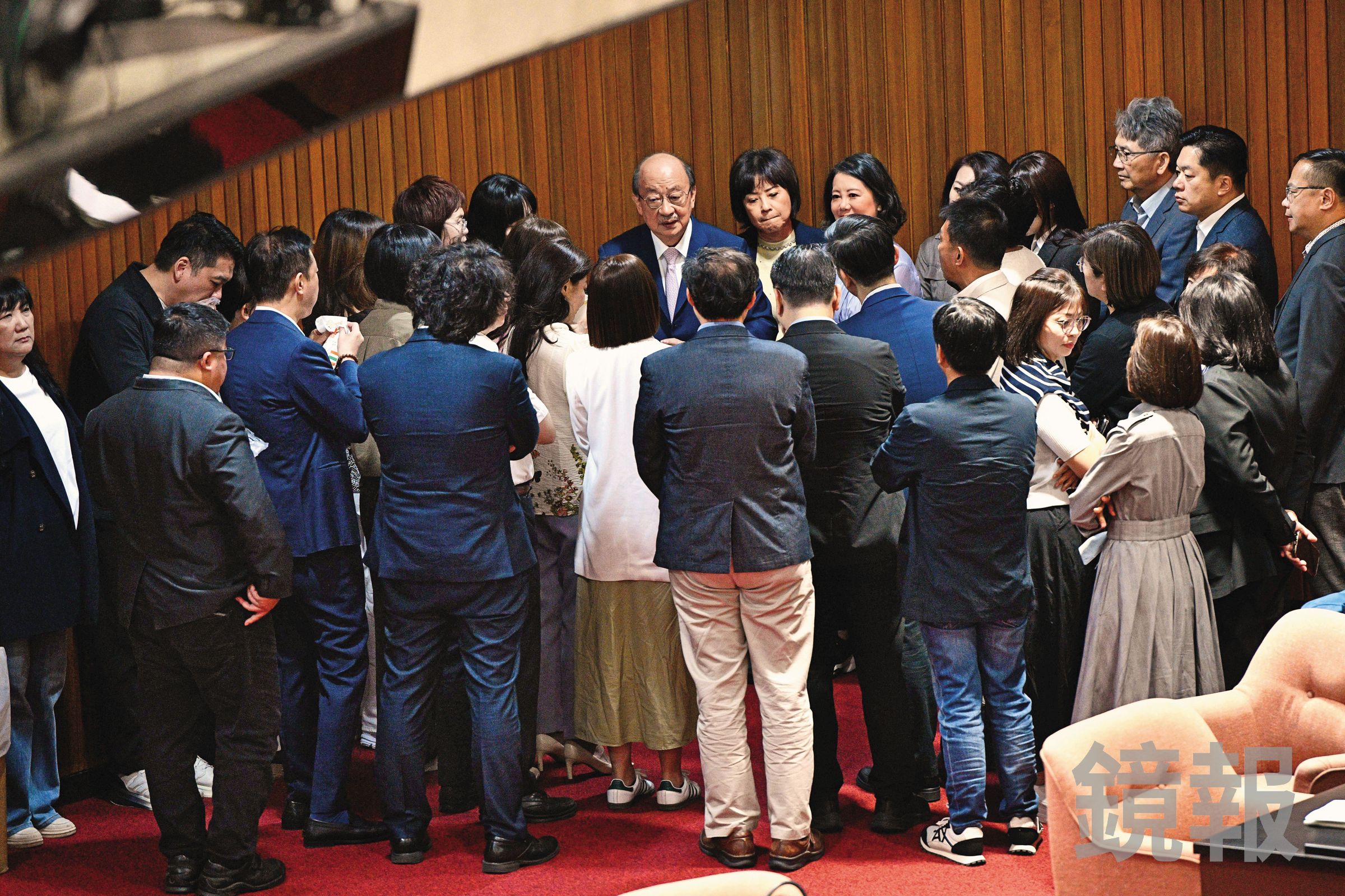 民進黨團有時會直接在議場內開黨團大會，速戰速決。（鏡報李智為）