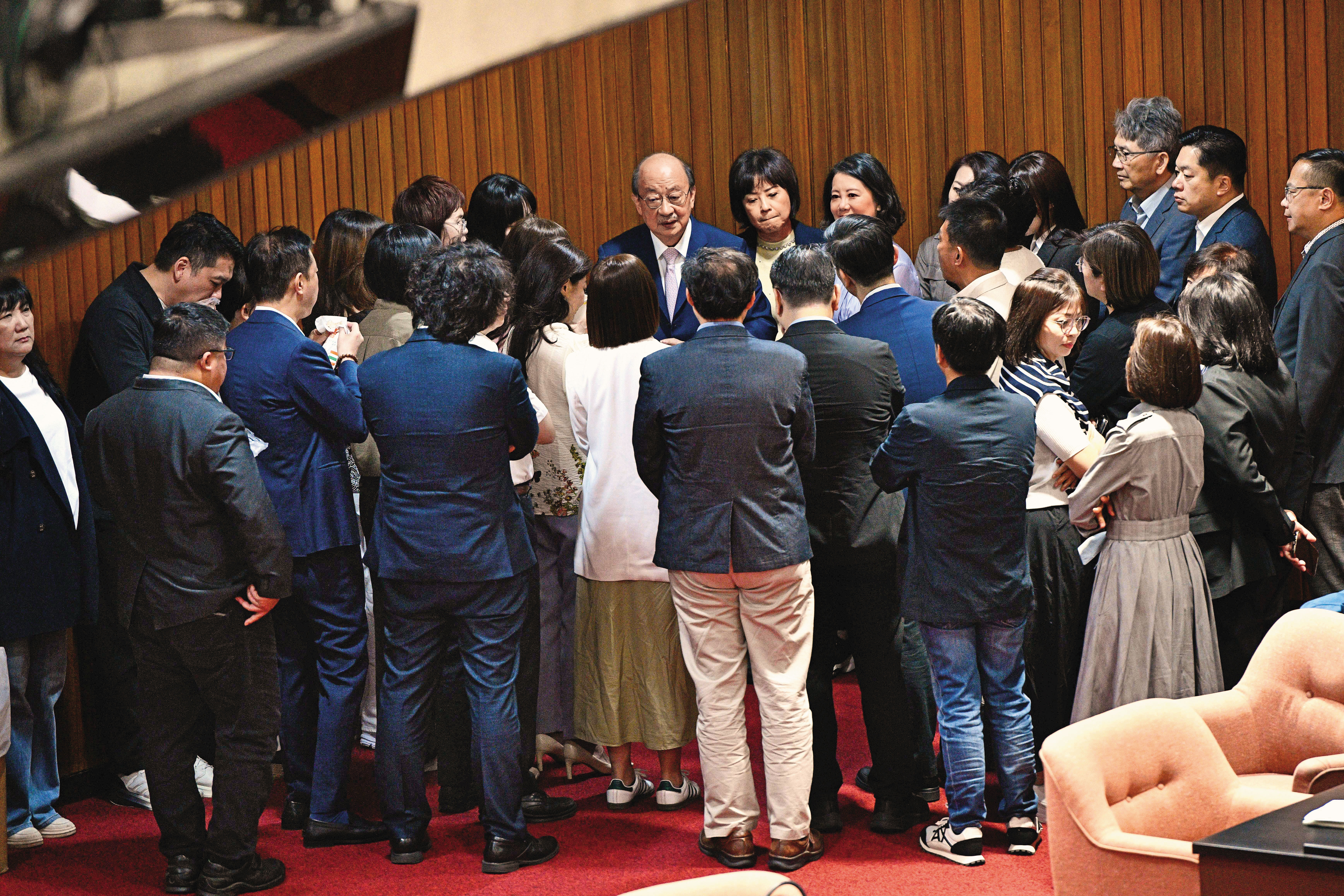 民進黨團有時會直接在議場內開黨團大會，速戰速決。（鏡報李智為）