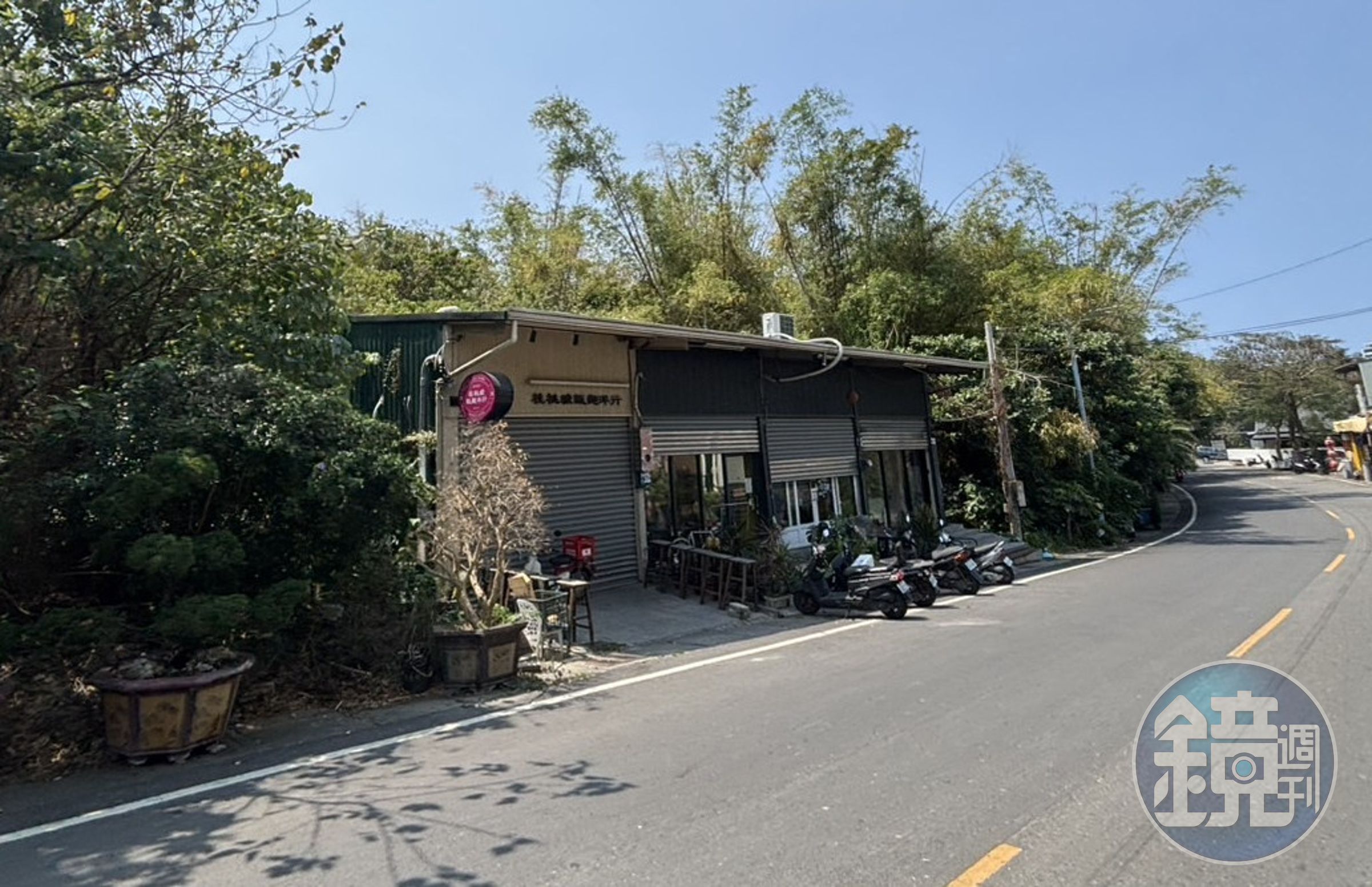 李四川在小琉球持分的農地遭爆違建蓋鐵皮屋(圖),目前仍出租給店家營業。(讀者提供)