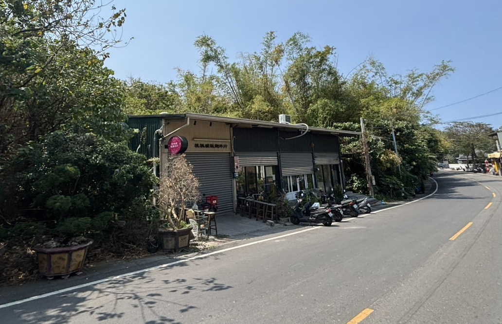 李四川在小琉球持分的農地遭爆違建蓋鐵皮屋（圖），目前仍出租給店家營業。（讀者提供）