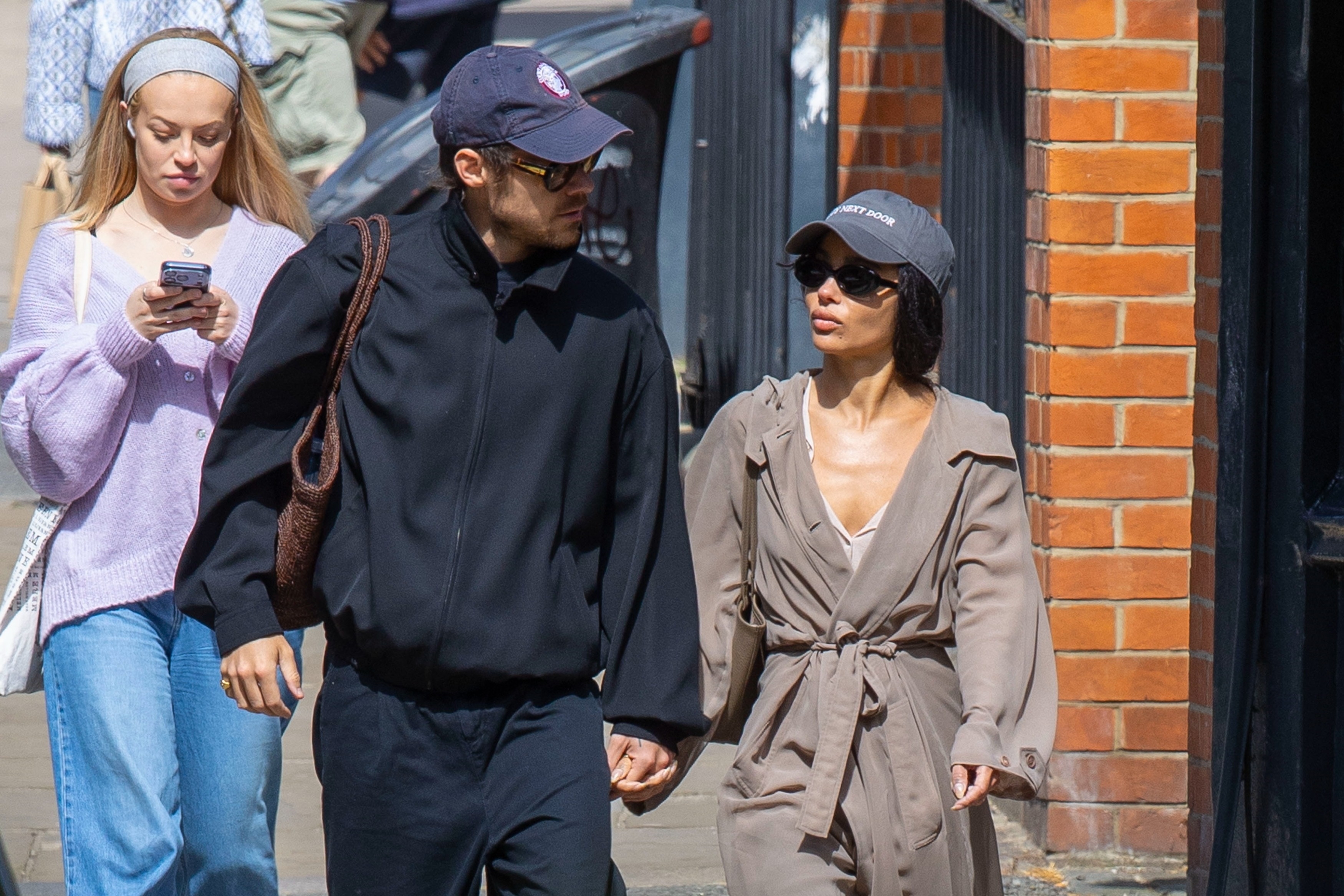 哈利史泰爾斯（左）與柔伊克拉維茲（右）一起在倫敦牽手漫步街頭，引發了兩人訂婚的謠言。（東方IC）