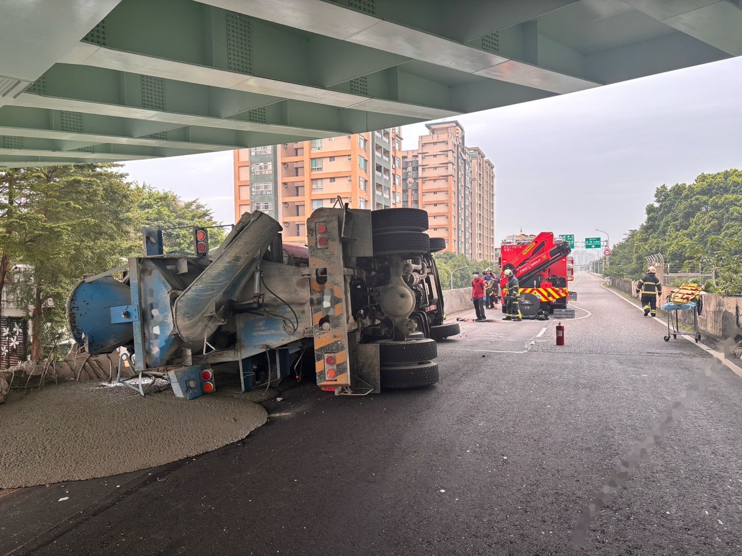 水泥預拌車自撞水源快速道路高架護欄,導致護欄水泥破損龜裂。(翻攝畫面)