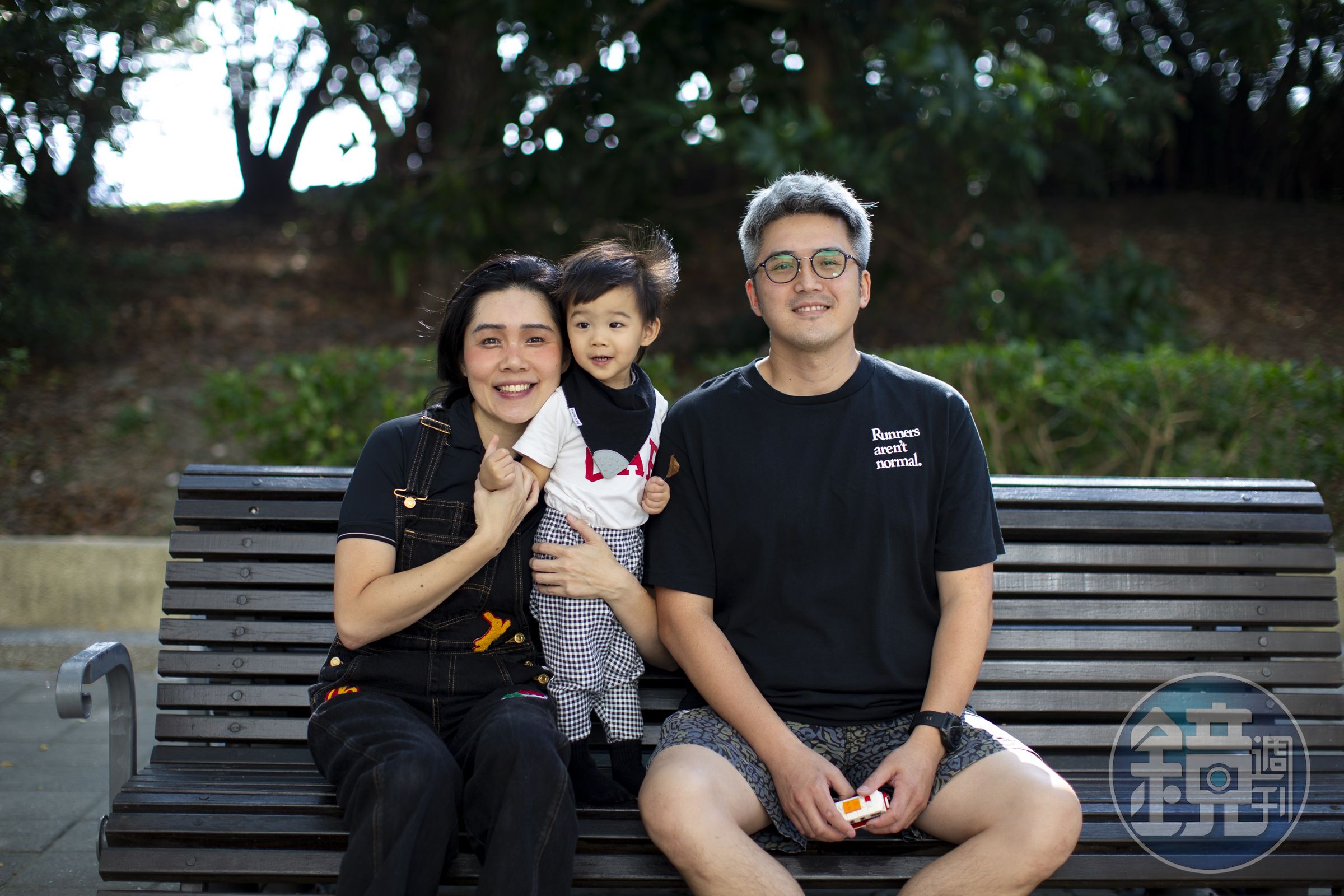 Cake（左）與有過一段婚姻、育有3個孩子的博志（右）結婚後，42歲時意外懷孕生下兒子P.G。