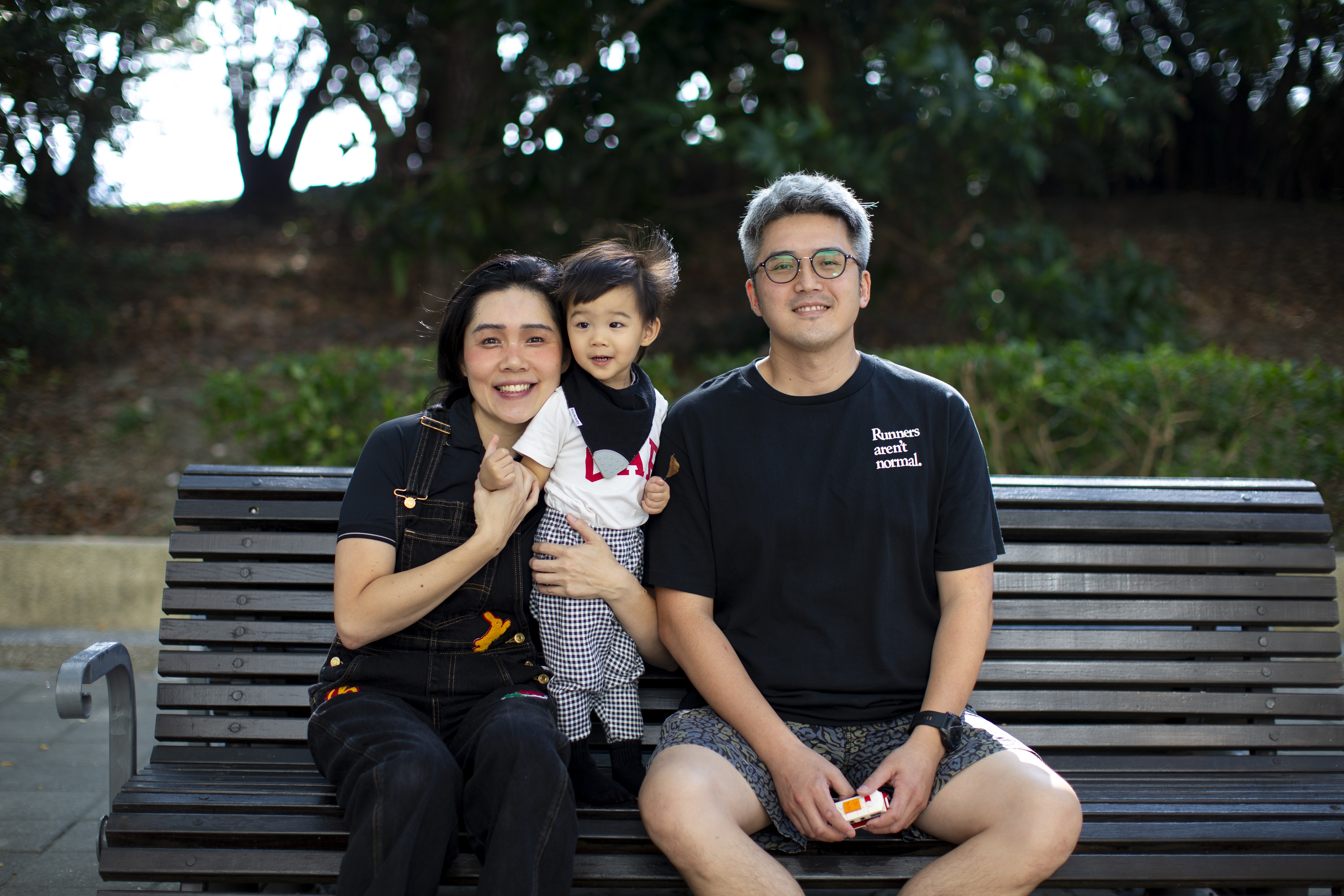 Cake（左）與有過一段婚姻、育有3個孩子的博志（右）結婚後，42歲時意外懷孕生下兒子P.G。