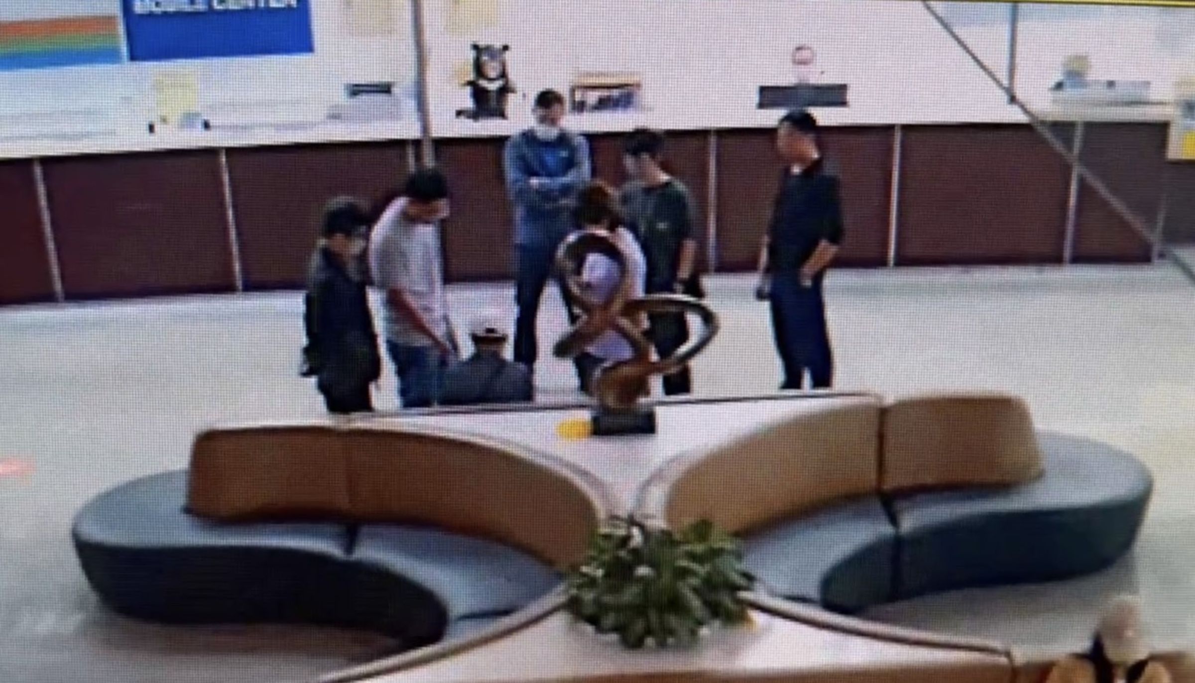  警方在機場大廳逮捕出面拿錢的車手。（警方提供）
