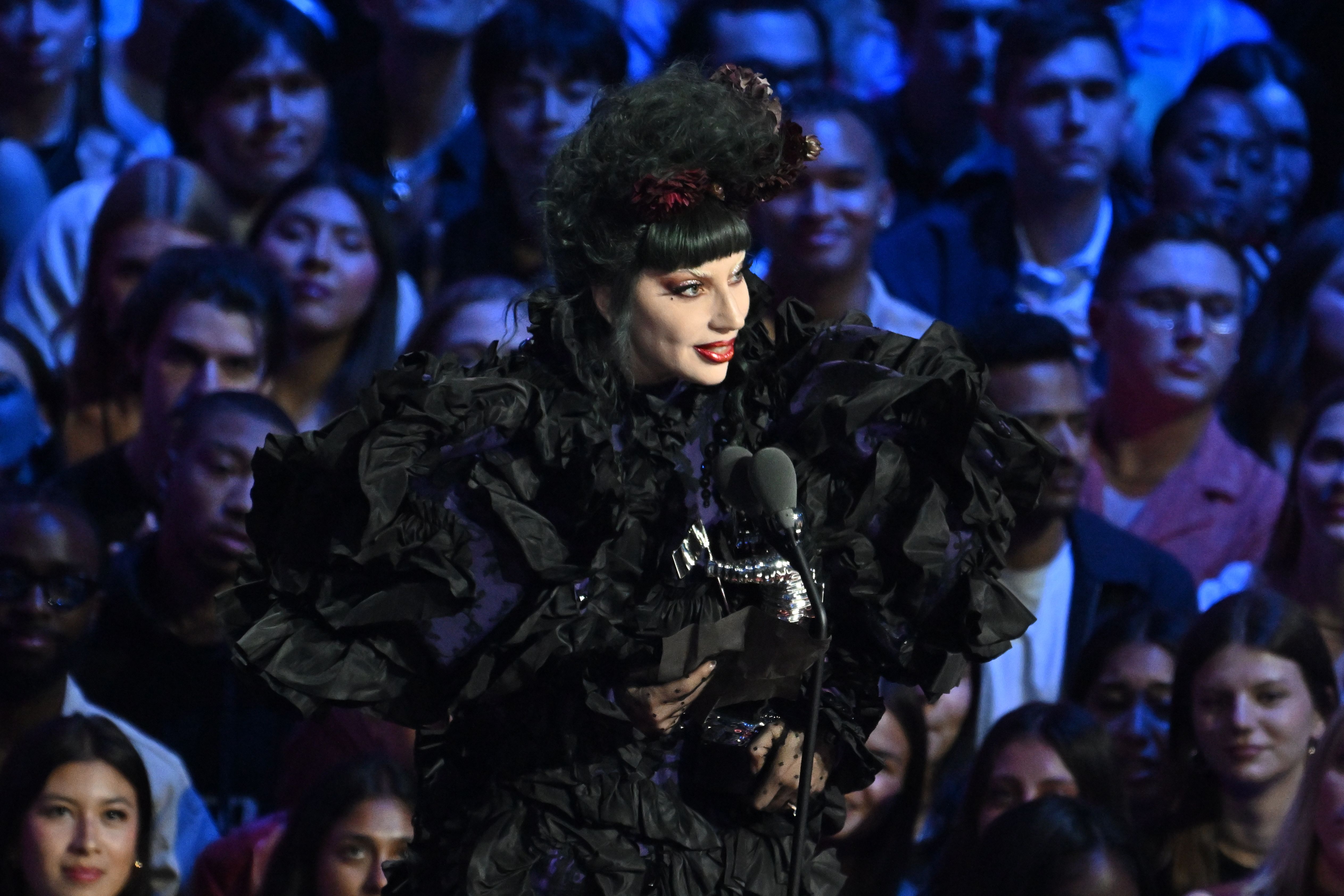 女神卡卡整晚拿下4座獎，但她其實典禮只待15分鐘就走了，因為她個人演唱會正要在紐約舉行，觀眾還等她趕場過去開唱。（東方IC）