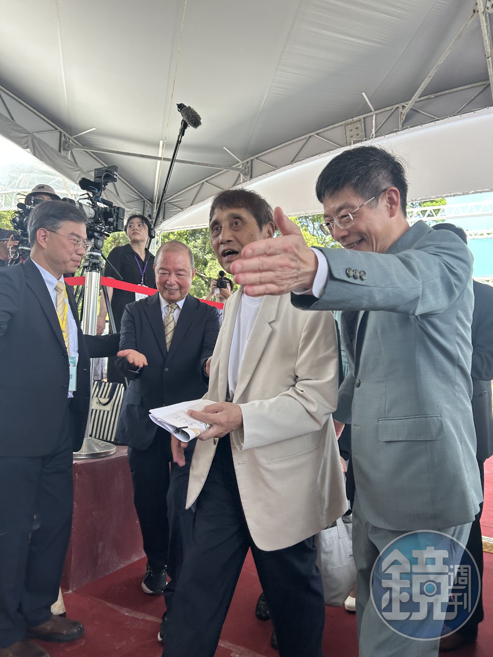 位於臺北大學三峽校區的「玉山永續講堂」，將是安藤忠雄在臺第三座建築。圖為玉山金董事長黃男州（最右）迎接安藤忠雄入場。