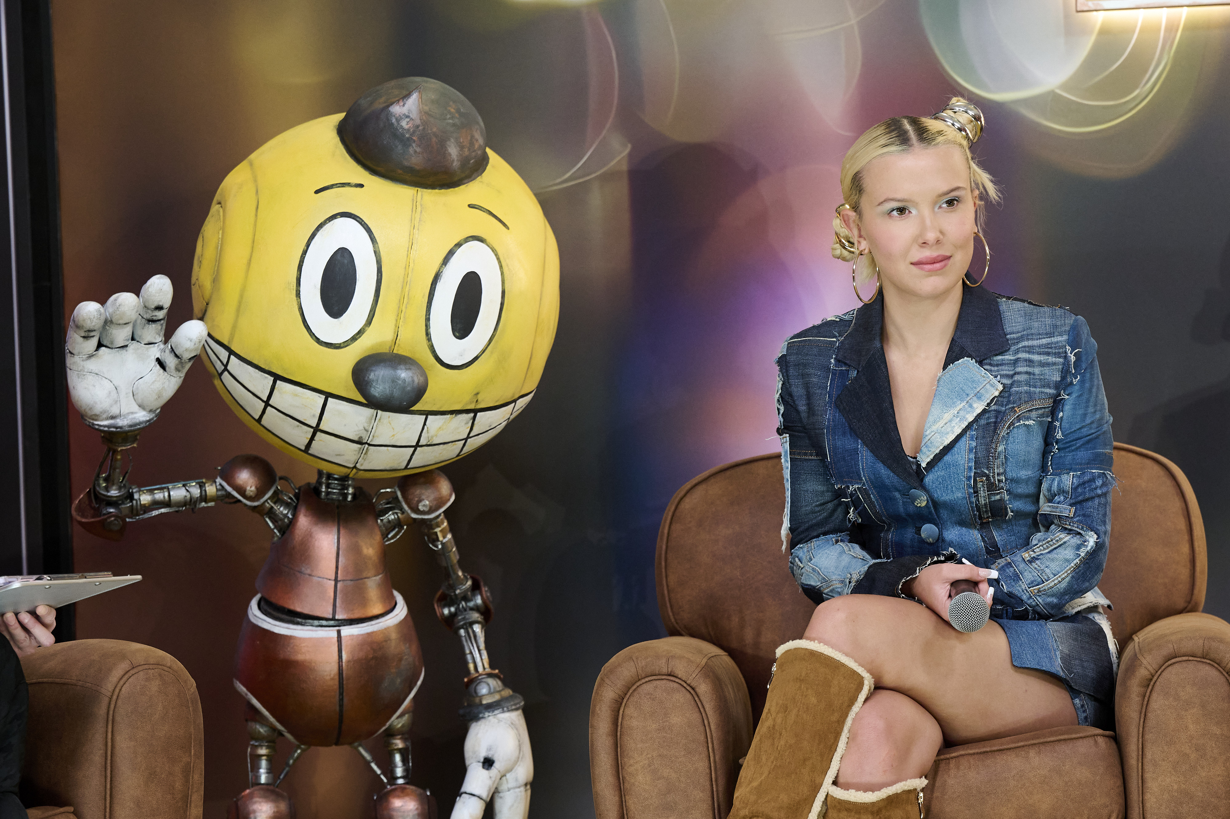 在西班牙宣傳新片《電幻國度》的米莉芭比布朗（右）。（Netflix提供）